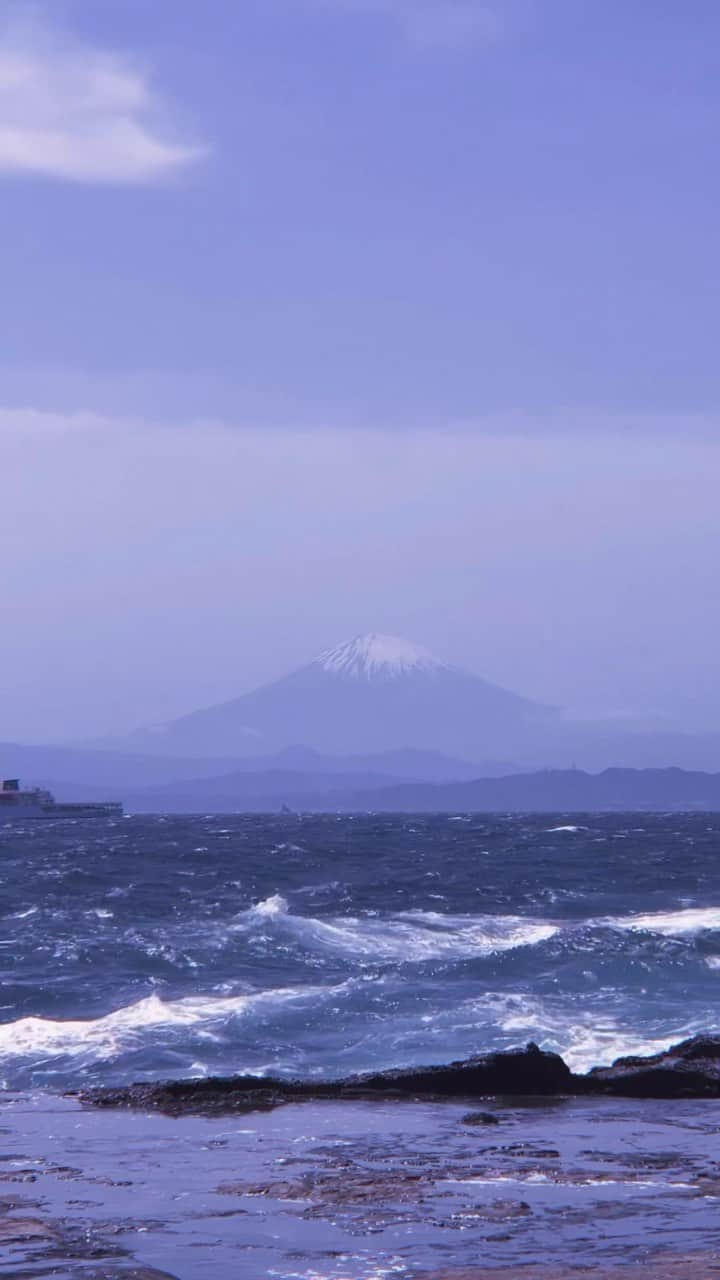 STYのインスタグラム：「📍#江ノ島 から見る #富士山 #enoshima #mtfuji #fujisan #seashore #beach #holidays #tokyoaesthetic #tokyo #japanaesthetic #Japan #travel #japantravel #tokyotravel #exploretokyo #explorejapan  #traveltips #destinations #destination #beautifuldestinations #beautifuview #viewforview」