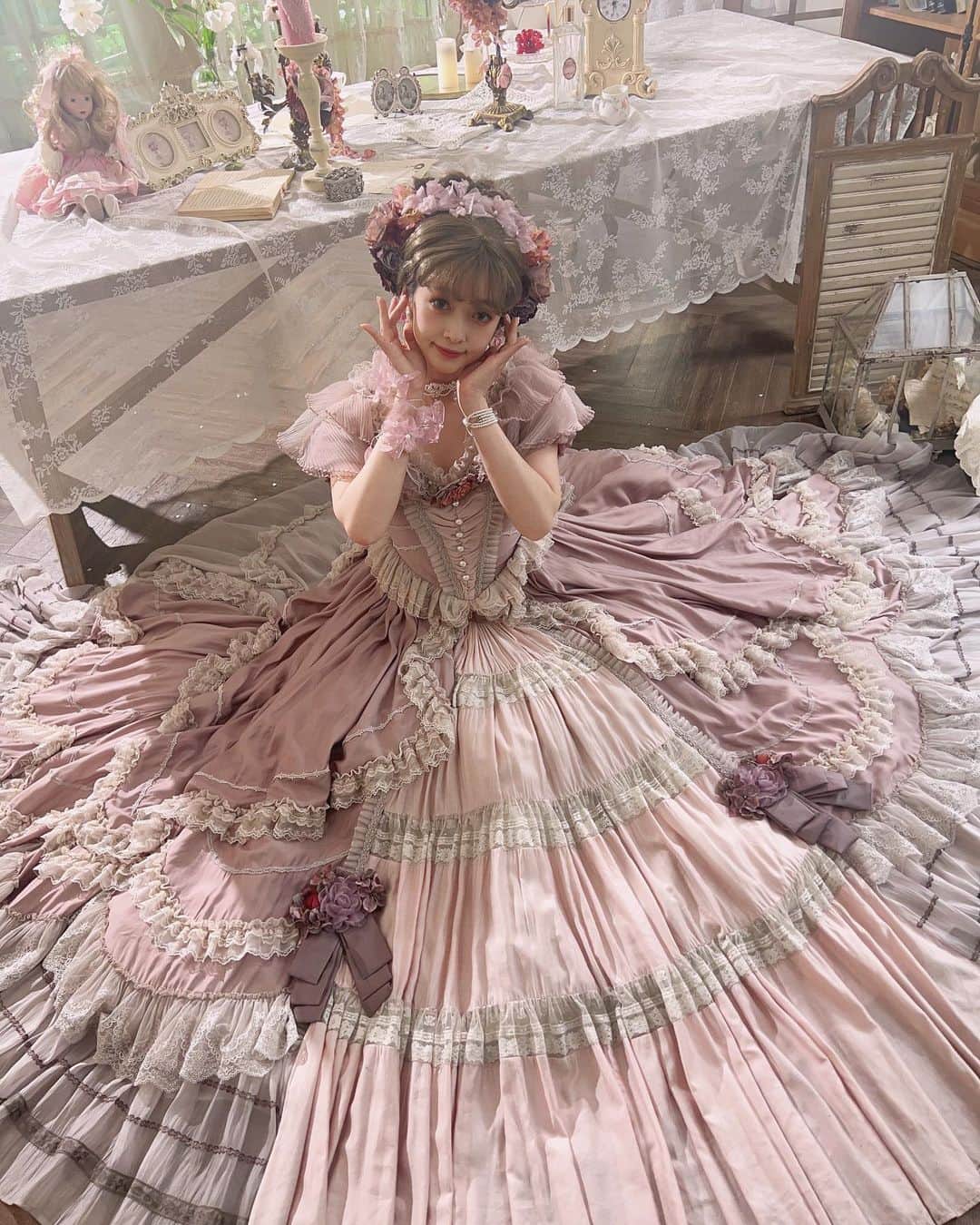 青木美沙子さんのインスタグラム写真 - (青木美沙子Instagram)「中国で撮影♡ ゴージャスドレス👗」5月6日 10時31分 - misakoaoki
