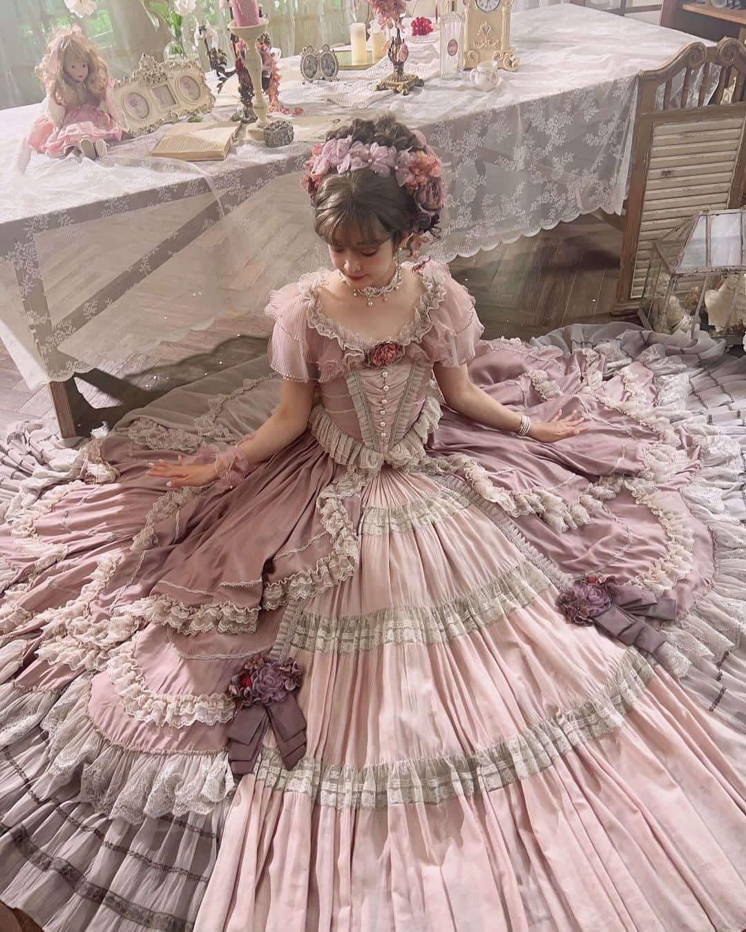 青木美沙子さんのインスタグラム写真 - (青木美沙子Instagram)「中国で撮影♡ ゴージャスドレス👗」5月6日 10時31分 - misakoaoki