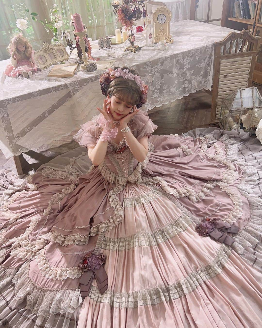 青木美沙子さんのインスタグラム写真 - (青木美沙子Instagram)「中国で撮影♡ ゴージャスドレス👗」5月6日 10時31分 - misakoaoki