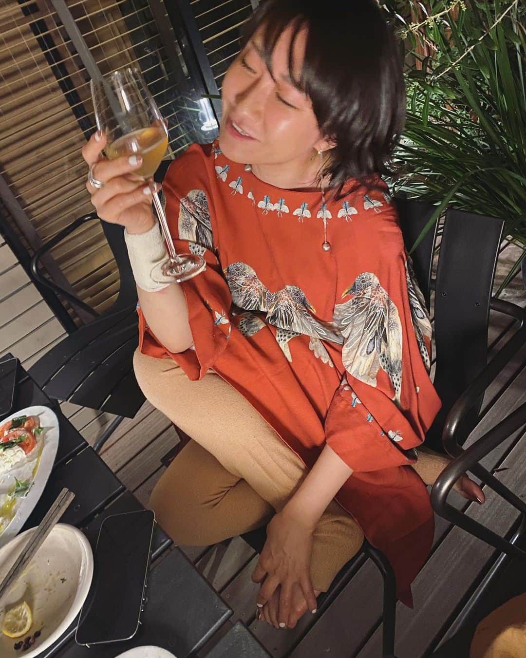 早坂香須子さんのインスタグラム写真 - (早坂香須子Instagram)「GW前半ふりかえり  病み上がりの展示会明けとなった休日は、予定入れずにダラダラと半身浴三昧♨️  すっかり体調も戻り、平尾香世子ちゃんから”今夜軍ちゃんのお誕生日お祝いしよー✨”と連絡に、アルフィオーレ のワインを抱えてKayo’s Terrace へ。  仕事の出来る女友達はみんなお料理上手。かよちゃんと彩弓ちゃん、私も1品だけ参加して野菜もりもりの美味しいディナー。  ゆみえちゃん、お啓さんも駆けつけて、風が気持ち良いテラスで、ワイン片手に仕事のことや今学んでいることなど、わいわい話して。  愛が深くて真っ直ぐでチャーミングでお料理上手なバースデーガール彩弓ちゃん。 おめでとう♥️ 素晴らしい一年になりますように♥️（女性はお誕生日にはみんなガールになるのです）  仕事を通して出会って山や谷を超え、信頼しかない愛する人たち。私もみんなにお返しできる人になりたい。これからもこんな時間を重ねていけますように✨  #birthday  #ゆみえちゃんがマユハダのsoil履いてくれてて嬉しかった @mayuhadainner  #ダンのつれないGFソラ🐕‍🦺」5月6日 10時47分 - kazukovalentine