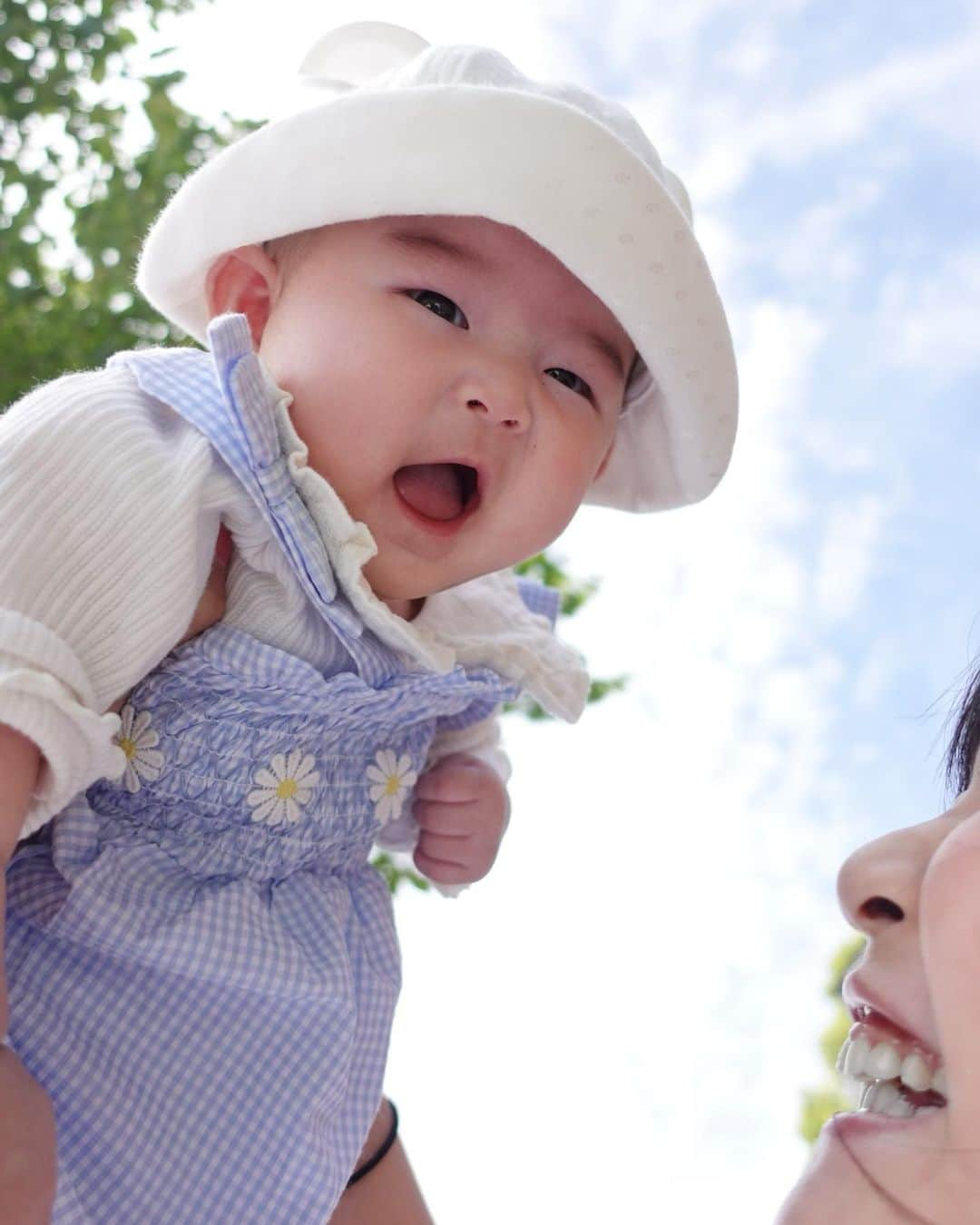 井上麻衣さんのインスタグラム写真 - (井上麻衣Instagram)「もうすぐで早くも5ヶ月👶🏻 3人目ということで、、、 特にみんなに可愛がられて甘やかされて育つんだろうなぁ☺️💕 寝返りもできる様になったし 成長するのが楽しみ✨  上の子👧🏻は特に👶🏻が可愛いみたいで 小さいママになってくれています💕 かなり助かってます🥺  . . . . #mama#baby#tennoji  #ママコーデ#三児のママ#三児の母 #5ヶ月ベビー #5ヶ月女の子  #関西ママ#赤ちゃんのいる生活  #公園コーデ #てんしば#こどもの日」5月6日 10時39分 - mai_inoue