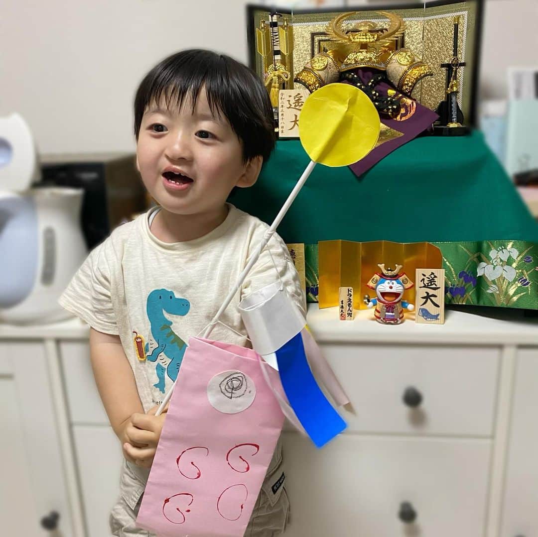 小泉留菜のインスタグラム：「🎏👦🏻 . . 幼稚園で作った鯉のぼりと😌❤︎ . . #こどもの日 #兜 #鯉のぼり  #3歳 #3歳男の子 #3歳児 #ママ #男の子ママ #ママスタグラム #25歳ママ #口唇口蓋裂 #関東ママ #埼玉ママ #小さい彼氏 #妊娠 #第二子 #第二子妊娠中 #マタニティ #マタニティライフ #妊娠中 #🤰🏻」