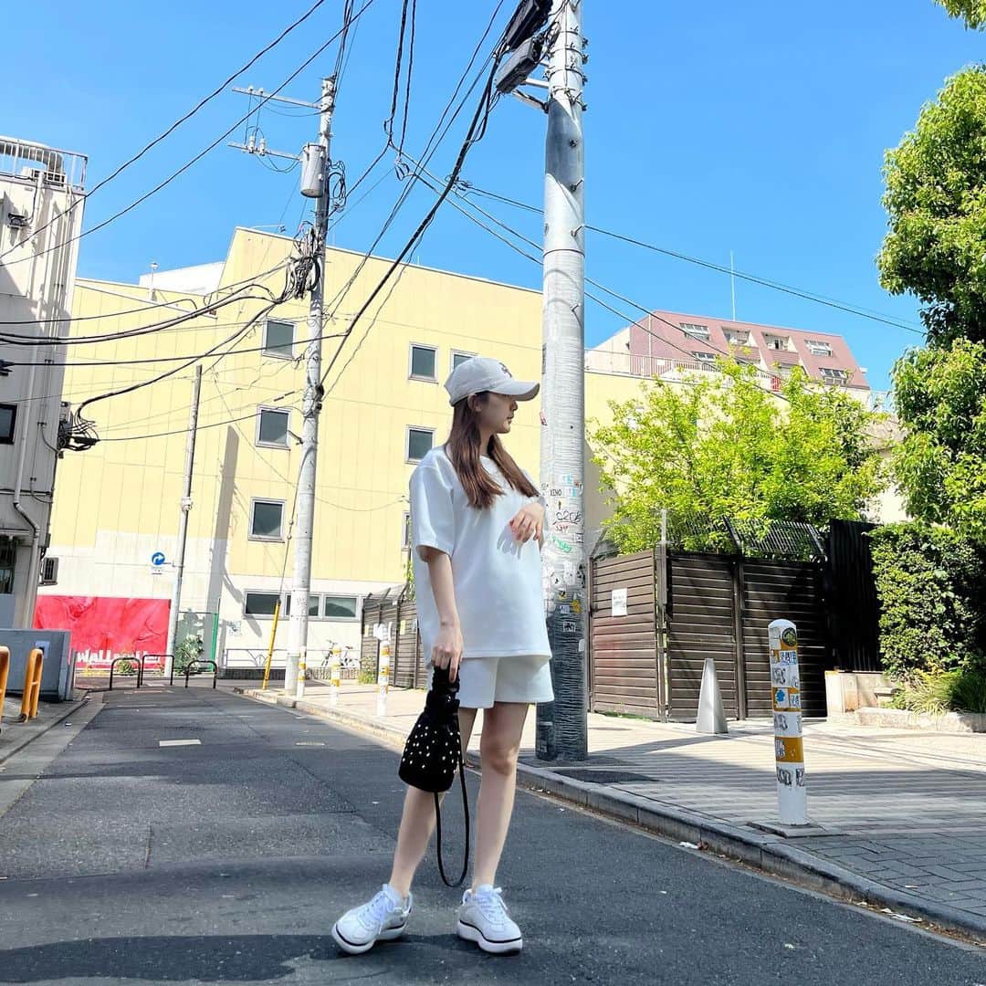 ひよんのインスタグラム：「🧇🥞🥣🥛  いまの季節の朝活きもちいい🫨🫶 2人とも楽ちんな格好👖 すっぴんに日傘持って外出た🤣  👸ひよん セットアップ @birthdaybashshop  キャップ @typeservice.web_japan  スニーカー @onitsukatigerjp  バッグ @ganni   🦍くん セットアップ @zara  キャップ @newerajapan  スニーカー @newbalance   GWもあと少しで終わっちゃう🥲🥲 そして🦍くんのスタイルがえぐい🙁👏笑  #ひよん #ひよん服 #ひよんコーデ #カップルコーデ #朝活」