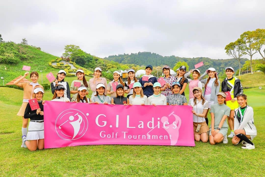 戸崎奈津さんのインスタグラム写真 - (戸崎奈津Instagram)「4/20のコンペ⛳️ ▶︎第一回G.I Ladies Golf Tournament @g.i_ladies_golf_tournament   集合写真が華やか🌸総勢２３名✨ 【総フォロワー120万超え】という ゴルフ女子インスタグラマー限定コンペ🏌️‍♀️  みんな美しくスマートなプレー、レベルの高さに驚きでした🥹⛳️結果は新ペリでなんとか11位🏆 楽しかった❤︎  幹事のお二人ありがとう🥰 @saori.kurosu @naho.golfyoga  また夏頃に第2回を開催するみたい✨  ご協賛企業様(超豪華✨) @hoapiligolf  @greenonjp  @vivaheartofficial  @sukiyakichikayo  @garden_clinic_official  @irishman.jp  @matt_emrose_official  @tobiemon_golf_  @noelreussir_official  @guernika_jpn  @club_onoff  @mezamel_official  @teerexgolf.official  @cpggolf_official  @camelresort  @slimwalk_pip  @noraneco_datsumo  @kan.izawa.patent.office.1930   かっこいい写真は　@manacame_golf さん📸 ありがとうございました☺️  #ゴルフゴルフウェア #ゴルフ #ゴルフコーディネート #cervagolf #韓国ゴルフウェア #golf #golfr #golflife #golffashion #골프웨어 #골프여자　#golfwear  #ゴルフ女子 #ゴルフコルぺ #インスタゴルフ #」5月6日 11時03分 - naa_tsu0827