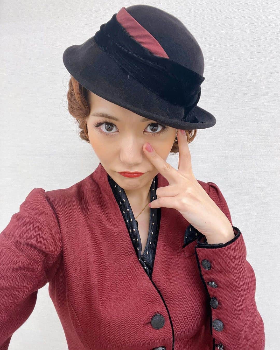 宮澤佐江のインスタグラム：「ミュージカル『She Loves Me』 開幕しました。 正直に生きる人々の日常を切り取ったとてもチャーミングで明るく楽しい作品ですっ。 毎日いろいろな事にチャレンジができて、あぁ生きてるな〜伸び伸びしてるな〜と感じております。 ここから一ヶ月、最高に仲良しなカンパニーの皆様とスタッフの皆様と共に走り抜きます。！ イローナ・リッターさんはボンッキュッボンッ！です🫣🔥へへへ  みなさま素敵なゴールデンウィークを〜 (もう終わるけど) (ハーフパンツとルーズソックス解禁しました) (オンオフの差！！！！！！！笑) ． #shelovesme #イローナ」
