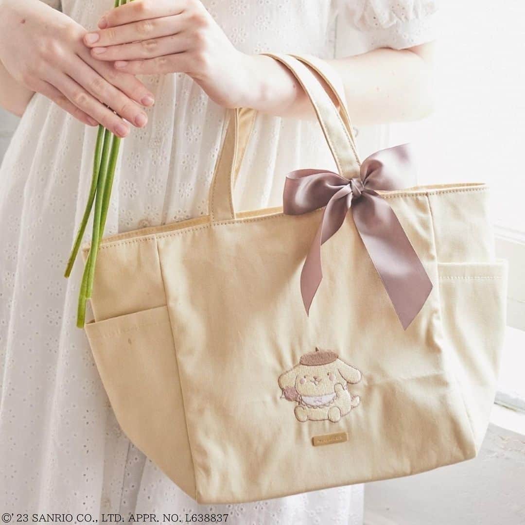 maisondefleur_pressさんのインスタグラム写真 - (maisondefleur_pressInstagram)「. ＼明日5/7(sun)が受注受付最終日！／   Maison de FLEUR × ポムポムプリン   4/16(sun)のポムポムプリンの お誕生日を記念した特別アイテムを 明日5/7(sun)23:59まで公式通販ストライプクラブ、 ZOZOTOWNにて受注受付中🍮💐    ポムポムプリンをイメージした黄色いカラーの サイドポケットトートバッグには、 前面にベビーのポムポムプリンを刺繍✨  ベレー帽のブラウンカラーのリボン付き🎀   ミニショルダーバッグは、ベージュの ギンガムチェック生地にベビーの ポムポムプリンとおしゃぶりを付けたマフィンが♪   ポムポムプリンの顔型のパスケースは、 ICカードはもちろん、チェキを入れても可愛い！   ポムポムプリンと一緒におでかけしませんか？✨    ■受注詳細 ＜受注期間＞ 明日5/7(sun)23:59まで   ＜お届け予定＞ 7月下旬～8月中旬ごろ   ■商品詳細 ・ポムポムプリン サイドポケットトートバッグ ￥6,600 ・ポムポムプリン ミニショルダーバッグ ￥6,900 ・ポムポムプリン パスケース ￥4,800   ※全て税込み価格表記です。 ※撮影はサンプルで行っております。 実際にお届けする商品とカラーやサイズが 多少異なる場合がございますのでご了承ください。   #maisondefleur #メゾンドフルール#limited #sanrio #サンリオ#コラボレーション #コラボアイテム #サンリオコラボ #コラボレーションアイテム #トートバッグ #ショルダーバッグ #ポーチ #パスケース#ICカード#カードケース #giftforher #kawaiibag #cutebags #귀여워 #가방 #선물 #생일선물 #일본#산리오#三丽鸥」5月6日 11時12分 - maisondefleur_press