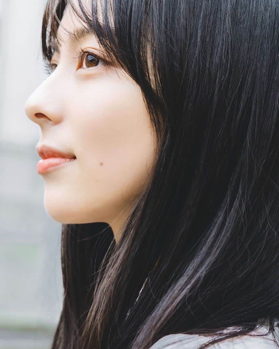 山本萩子のインスタグラム：「. 今週もありがとうございました。 日々妙々しいプレーの数々を共有できて幸せです🫧  今日も週プレ連載の更新と(早くも第60回😳) 14:30からスワローズ研究所の生配信です。 引き続き週末も宜しくお願いします。  .  瞳に入る光を綺麗に撮っていただいた 写真は @shuntosato さん📷」