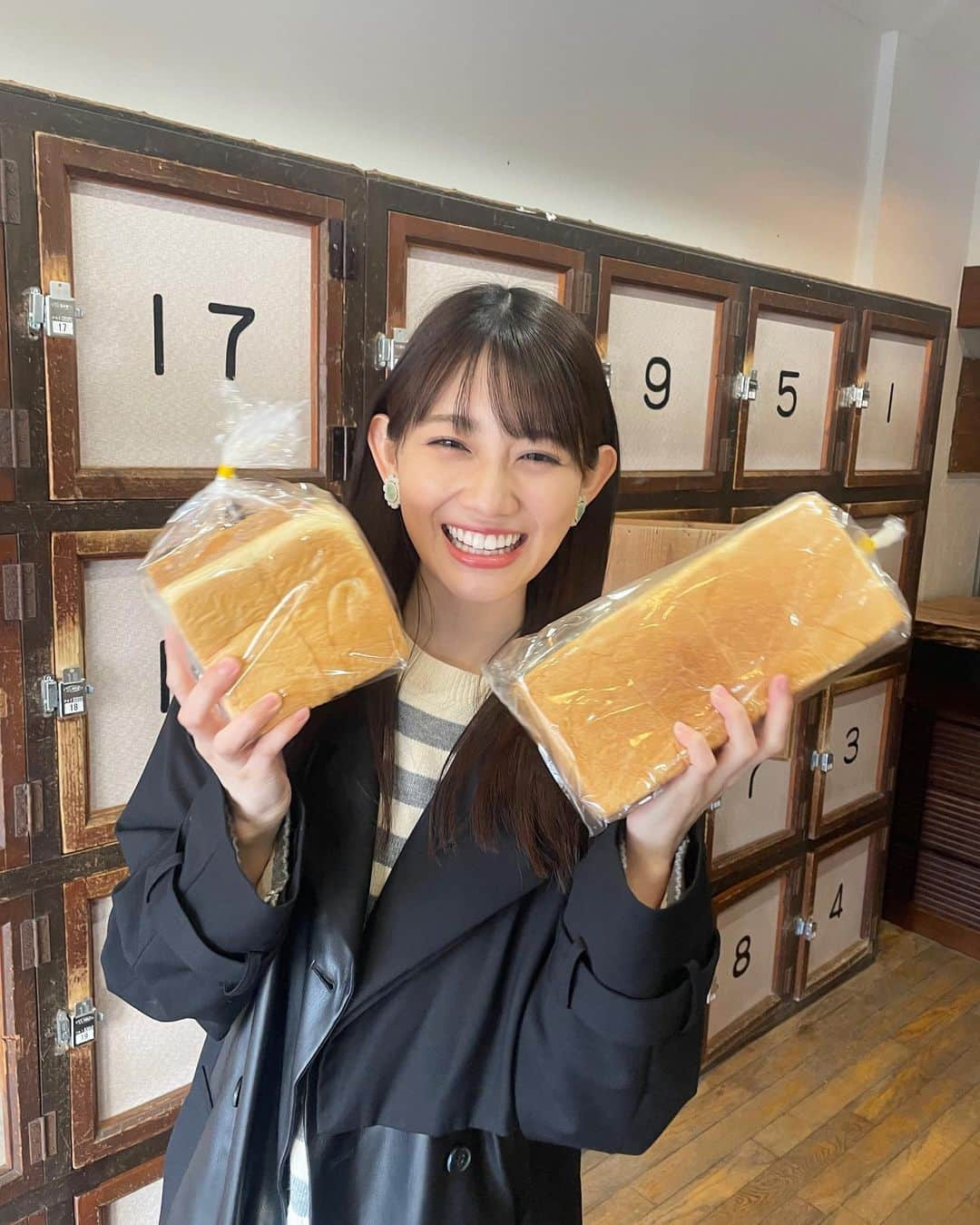 秋本帆華さんのインスタグラム写真 - (秋本帆華Instagram)「. 生食パーン🍞🍞🍞  #高級生食パン #ひろしげ #無人販売 #パンガチャ」5月6日 11時14分 - honoka_akimoto_official