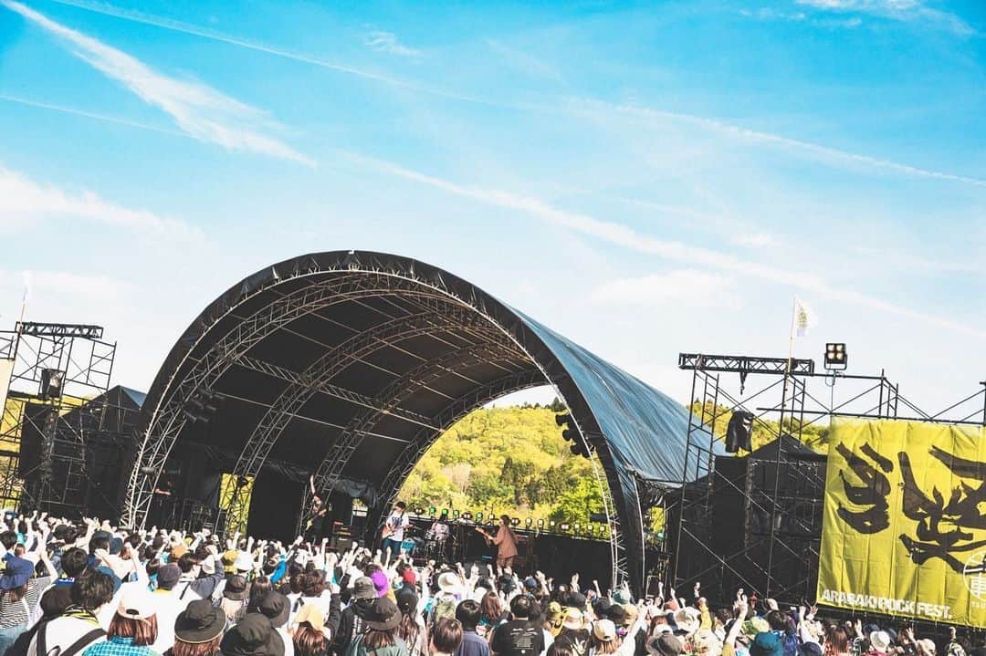 ハンブレッダーズさんのインスタグラム写真 - (ハンブレッダーズInstagram)「2023.04.29 ARABAKI ROCK FEST.2023 初出演！津軽ステージ！  #セトリ  1. 銀河高速 2. ワールドイズマイン 3. BGMになるなよ 4. フェイバリットソング 5. ヤバすぎるスピード 6. DAY DREAM BEAT 7. またね 8. ギター  #ハンブレ #春フェス  #ハンブレッダーズ #ARABAKI @arabaki_official  photo by @son_tkhs」5月6日 11時22分 - humbreaders