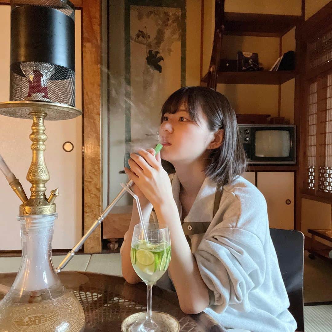 いけちゃんのインスタグラム：「初めての沙庭🫧　  縁側があって、畳のお部屋で新鮮だった！ ドリンクは和風テイストのかぼすスカッシュ、フードはプリンにしてみた🍮  シーシャはTwo Appleをベースに色々ミックスしてもらったよ〜🍏  #シーシャ#下北沢」