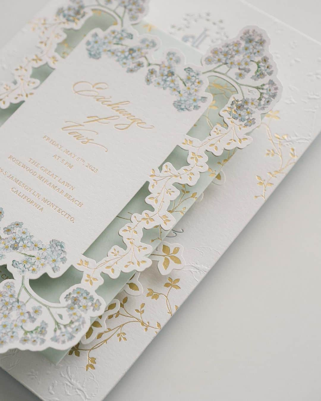 Veronica Halimさんのインスタグラム写真 - (Veronica HalimInstagram)「Full custom wedding suite design for J+J, Montecito, California  — #destinationwedding #truffypi #weddinginvitation #bespokestationery  #weddinginspiration #カリグラフィー　#ウェディング　#ウェディングアイテム #weddinginspiration #weddingdesigner #papers #goldfoil #weddingtrend #veronicahalim #weddingpapers #ldvh」5月6日 11時22分 - truffypi