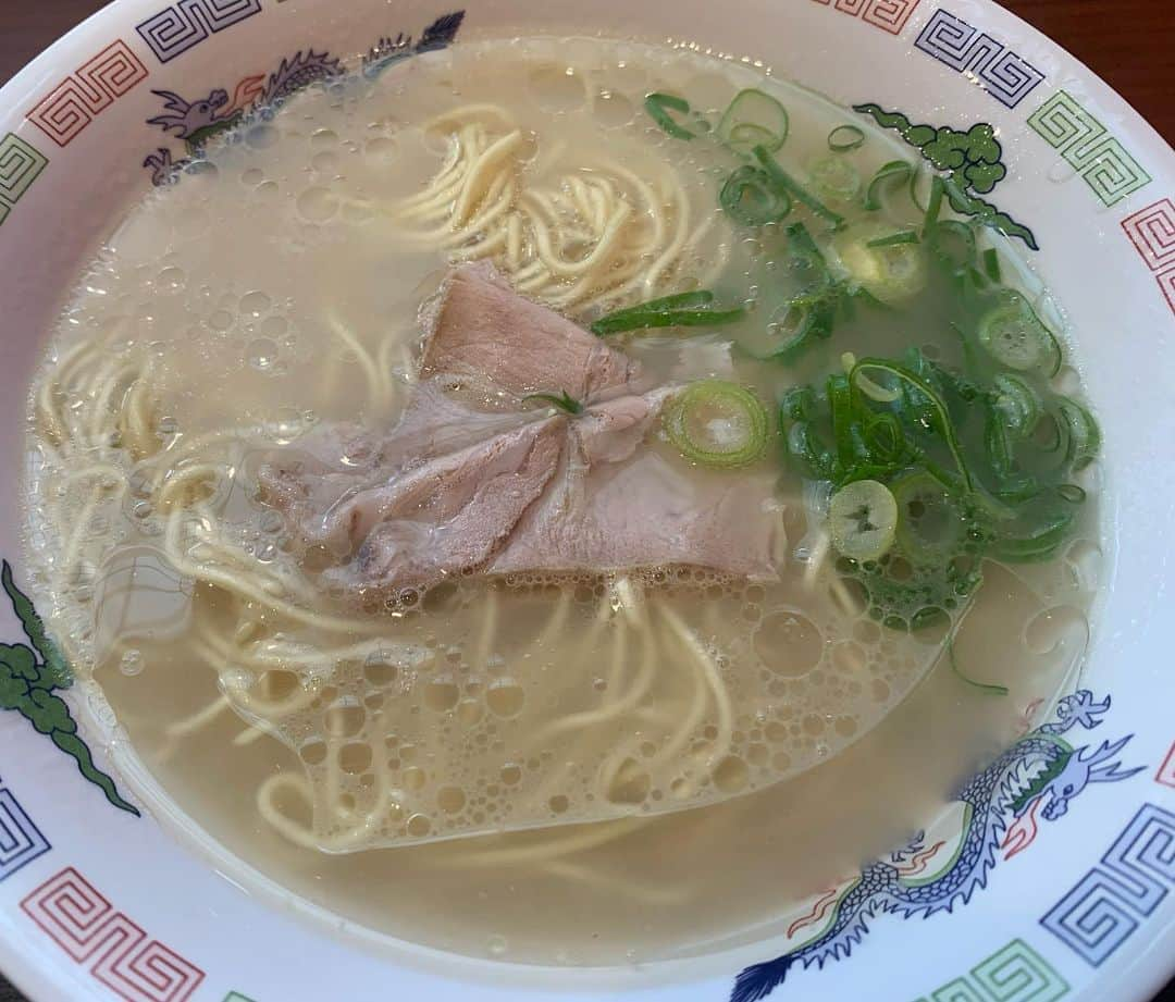 昴生さんのインスタグラム写真 - (昴生Instagram)「昼飯2！！ #ウエストを出て #ふと見ると #ラーメン屋さん！ #自分の腹に聞いてみる！ #おまえまだいけるか？ #いけますとも！ #ほないこ！ #ということで #はかたや さん！ #ここほんまびっくり！ #なんとこのラーメン #290円！ #ほんまに290円！ #時々騙される時ある！ #のぼりに100円〜とか書いてあって #店入ってみると100円のやつ確かにあるけどトッピングとかやったりして #それは卑怯やんて思うこと！ #でもここはほんまにラーメン一杯290円！ #ほんでめちゃうまー！ #細麺のストレートで澄んだ豚骨スープ！ #これ290円はやりすぎやって！ #おれの財布がびっくりしとったもん！ #1000円出したら #小銭いっぱい返ってきましたけど！ ってびっくりしとった！ #福岡の物価東南アジアやん！」5月6日 11時26分 - mikikousei