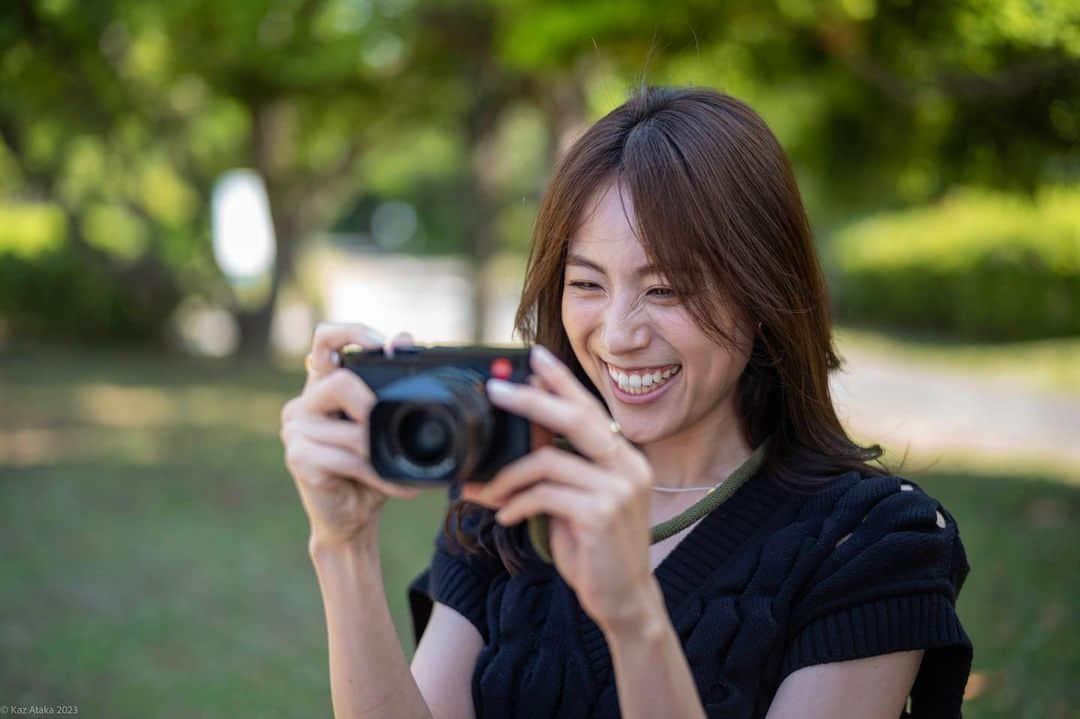 堀口ミイナさんのインスタグラム写真 - (堀口ミイナInstagram)「産前最後のLEICA講習withゆりちゃんand安宅さん🚗📸　Q2を活かしきれてない私たち、、笑「柔らかい光をキャプチャーする」「光は電磁波」「絞り値は√で変化する」「撮りたいデプスを意識」あぁ、カメラって、奥が深い。まだまだ修行は続きそうです。カメラを構えるゆりちゃんが可愛いandフリー素材嬉しい🤣🙏　@sasagawayuri 💓　折角のLEICA写真なので一切無修正で出しました✨　もう明日には入院でございます。」5月6日 11時28分 - mina_mina_miiina