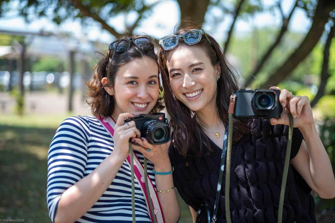 堀口ミイナのインスタグラム：「産前最後のLEICA講習withゆりちゃんand安宅さん🚗📸　Q2を活かしきれてない私たち、、笑「柔らかい光をキャプチャーする」「光は電磁波」「絞り値は√で変化する」「撮りたいデプスを意識」あぁ、カメラって、奥が深い。まだまだ修行は続きそうです。カメラを構えるゆりちゃんが可愛いandフリー素材嬉しい🤣🙏　@sasagawayuri 💓　折角のLEICA写真なので一切無修正で出しました✨　もう明日には入院でございます。」