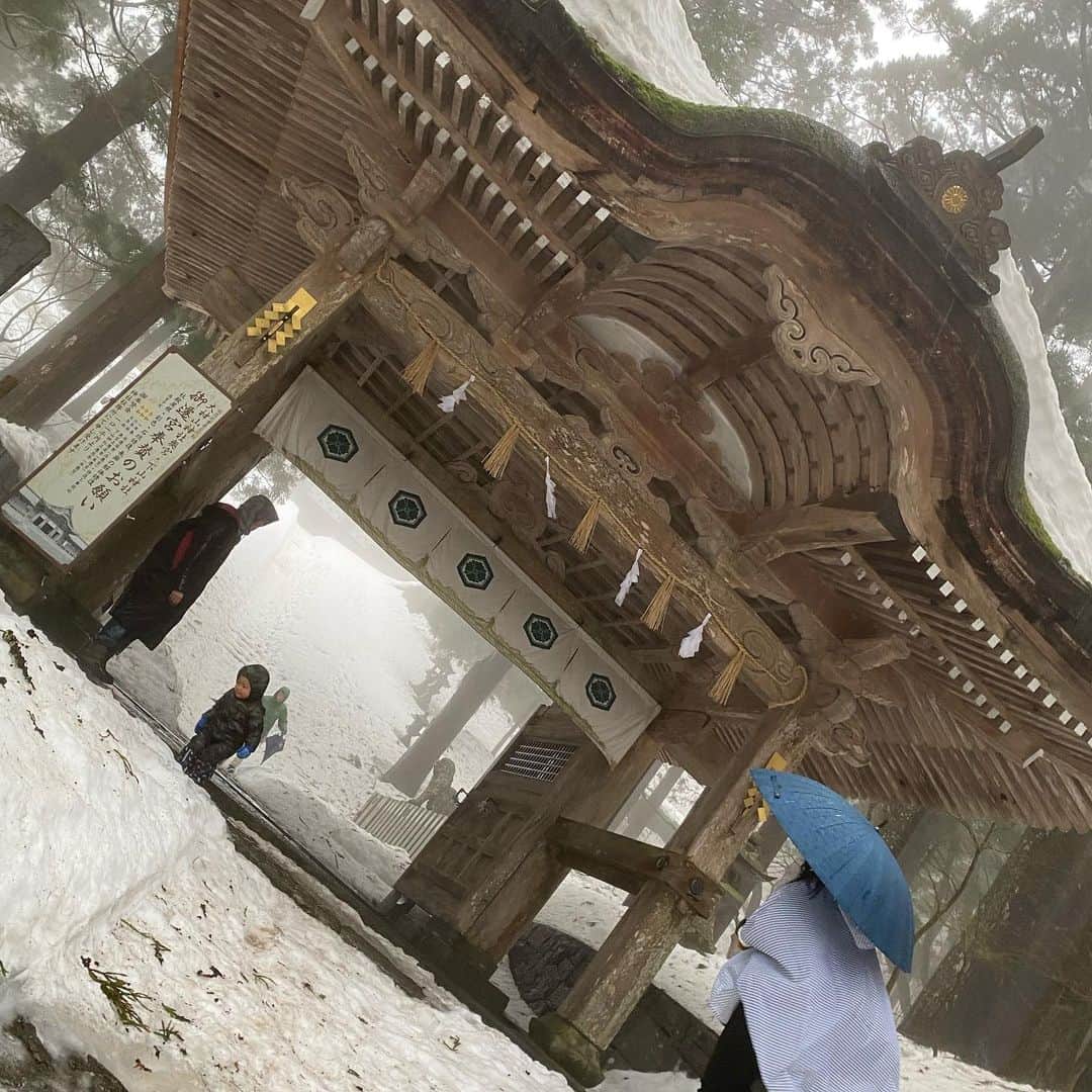 宇田恵菜さんのインスタグラム写真 - (宇田恵菜Instagram)「大山寺  雨降ってる中、おもしろそうやん！と教職で土日も休みないなか無理くり休みとってくれて、サバイバルに連れてってくれた。 はてしない雪の壁に、滑る道、アドベンチャーもアドベンチャーだけど、楽しすぎました！！  大山偉大！ ------------------------------- #casting  #actress #shortfilm #キャスティング  #役者  #filmingcrew #filming #撮影中 #撮影クルー #leadactress #女優 #actresslife #スチール撮影 #黒髪 #blackhair 　#愛媛出身 #不動産女子 #japaneseactress  #知床旅行　#知床半島　#北こぶし #北こぶし知床ホテルアンドリゾート」5月6日 11時39分 - ena2727