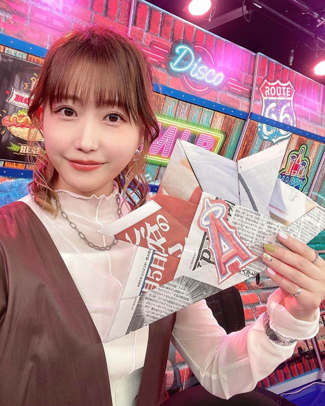 津田麻莉奈さんのインスタグラム写真 - (津田麻莉奈Instagram)「#おはよーちゃん 　 J SPORTS 「MLBイッキ見！」 昨夜もありがとうございました🙇‍♀️⚾️ 新聞紙のカブトは私のお手製でした😇  いろんなホームランセレブレーションをご紹介しましたが 各チームが使っているグッズは割とネットで買える (そもそも選手たちがネットで買って用意してる)と聞いて いろいろ欲しくなっています…笑  昨日の衣装 @brahmin_fsf  @facesansfard  (インナーは私服)  ▶︎GI週の土曜日は… デイリースポーツさんの紙面に 私のデータ予想が掲載されています！ NHKマイルカップ予想ぜひご覧ください🐎  ▶︎今日17:00〜 グリーンチャンネル 「VANで勝ち馬さがしてみませんか」 生放送です！  今日もよろしくお願いします🥳  #JSPORTS #野球好き #MLB #メジャーリーグ #MLBイッキ見　 #まりなる #津田麻莉奈」5月6日 11時39分 - tsudamarinal