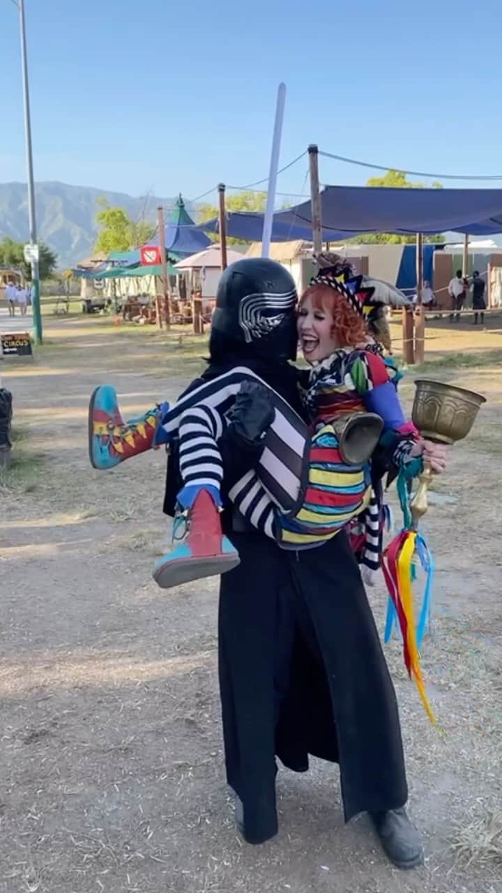 ボニー・モーガンのインスタグラム：「May the 4th be with you! No! Revenge of the 5th! When a marauding Sith comes to the Faire, and you’re King of Fools, so you distract him with your beautiful sister, and then you take his lightsaber, and then you stab him in the back, and then you pick a fight, and then kind of get stabbed in the butt… And then get carried away! It’s good to be the King! @renaissancepleasurefaire #happystarwarsday #adventuresofbendybonnie #maythe4thbewithyou #revengeofthe5th #jediorsith #shenanigans #epicbattle #kingoffools #itsgoodtobetheking #bendybonnie」