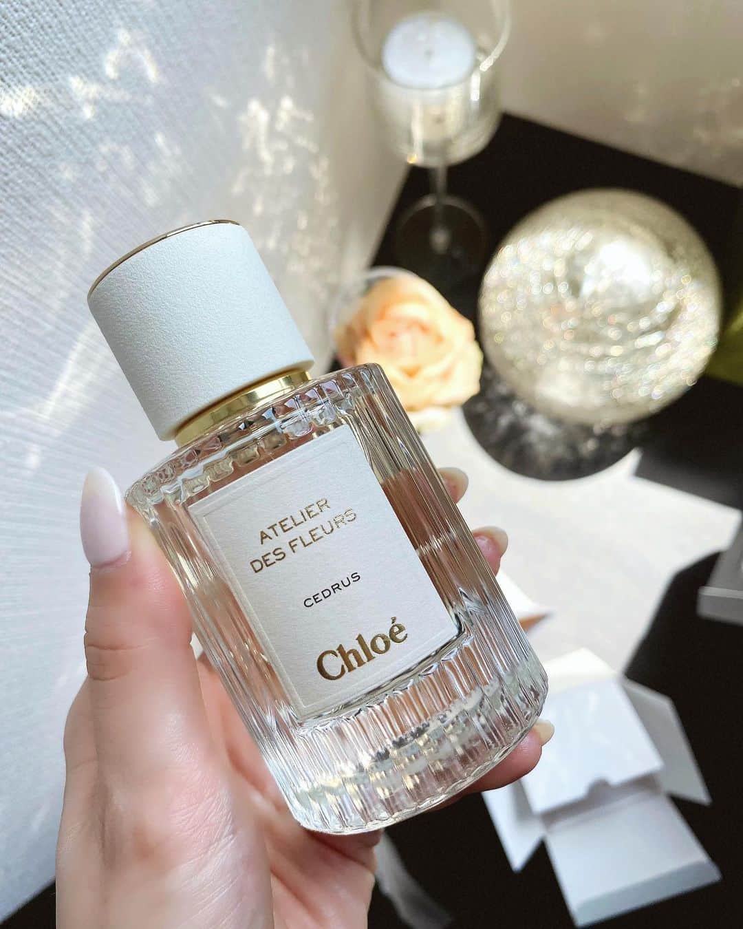 のインスタグラム：「Thank you so much this lovely gift @chloe 🤍🤍🤍  Chloe【atelier des fleurs】は、花から作り出す芸術的な香りを伝える15種のフレグランスコレクション。1つでも、2〜3つの香りを重ねても楽しめます🪷✨CEDRUSはウッディでバルサミック、スモーキーなフレグランス💜調香師クエンティン・ビスクが幼い頃、父が母へ贈った小枝のブーケという遊び心あふれる愛のギフトの思い出から着想しているんだって…🤍  #chloe#chloeclub#perfume#クロエ#香水#atelierdesfleurs」