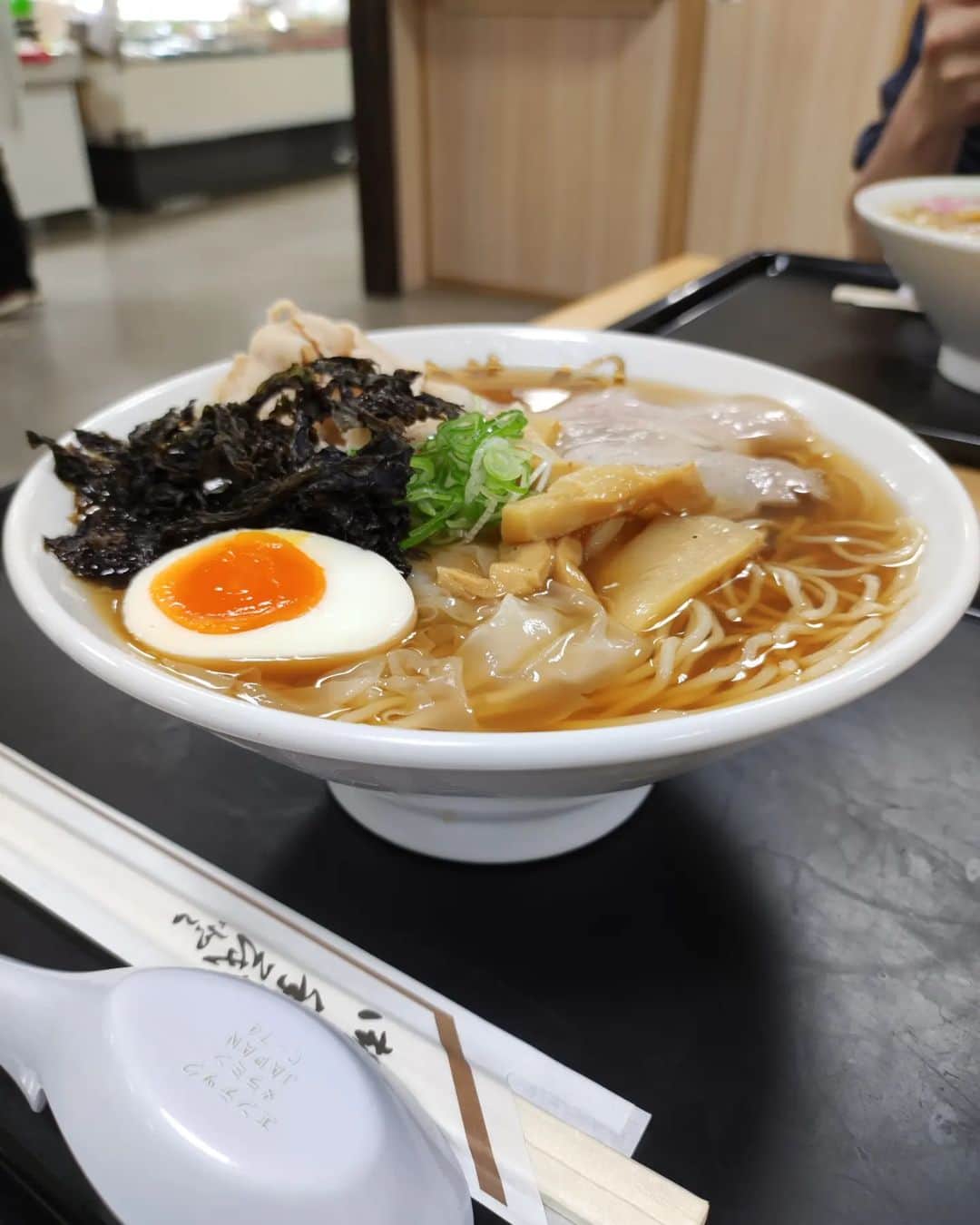 つけMen野郎のインスタグラム：「特製ワンタンメン ワンタンメンの満月(船橋東武百貨店) ミスターK氏がヘルプしているということで行ってきました。山形の名店満月。三鷹店には一度行ったが、船橋に来てくれたのでより近くに。あご出汁かな、上質な魚介出汁ですっきりとしたスープがうまい。するするといける細麺も良いが、ワンタンがめちゃうまい。フワッとした口当たりなのにちゃんと存在感があるところがお見事。おいしかった。」