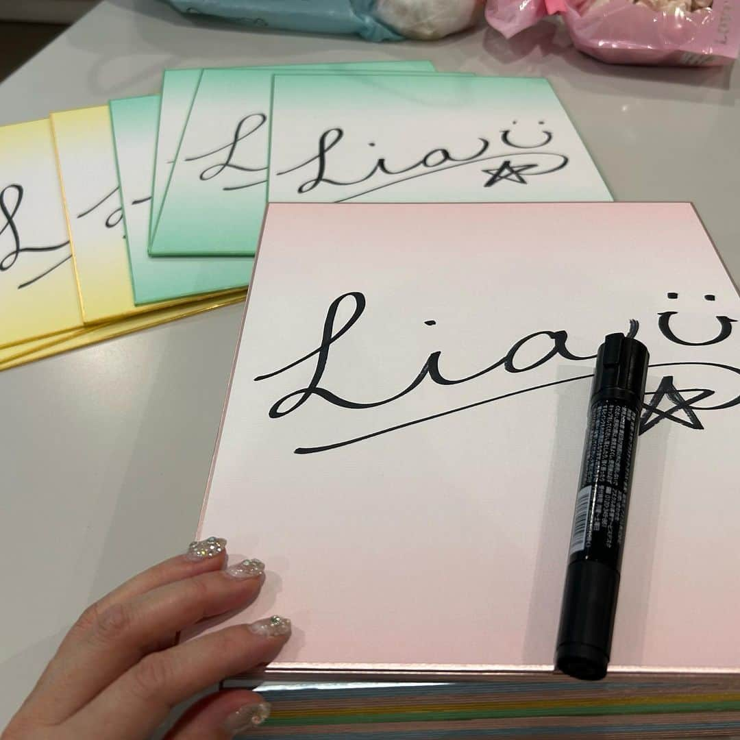 Liaさんのインスタグラム写真 - (LiaInstagram)「楽屋に入りました〜！早速お仕事お仕事、サイン書き書き✍️です。ライブBlu-rayご購入の方先着でサイン色紙プレゼントだそうです❣️今書いてるから〜🩷 #サイン色紙 #カラフル色紙 #autograph  #先着プレゼント」5月6日 11時45分 - lia_vocalist