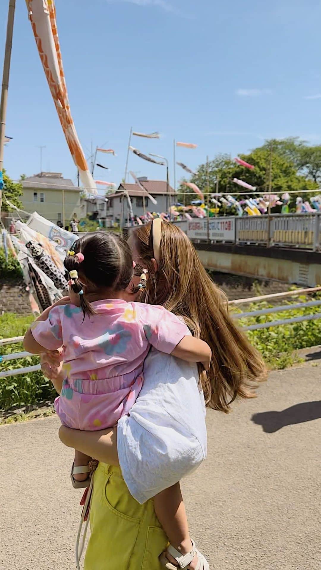 のインスタグラム：「Children's Day 🎏🌼  宝物👧🏻👦🏽👦🏽💝💝💝  これからも目に見えない愛で 満たしていこう〜🫶🏼🌈🎨💛🩵🩷💜  LOVE.  👩🏻‍🦰 tops : @mistletoe24_official  pants : @rodeocrowns_official  sandal : @oofos.jp   👧🏻 all : @zarakids   👦🏽👦🏽 tops : @champion_japan  bottom&sandal : @zarakids   👨🏽 tops : @denham  pants : @zara  sandal : @oofos.jp   #こどもの日 #鯉のぼり #家族コーデ #カラフルコーデ #3兄妹 #ピンクコーデ #イエローコーデ #ブルーコーデ #ママコーデ」