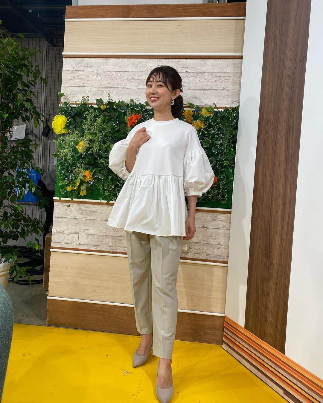 豊崎由里絵さんのインスタグラム写真 - (豊崎由里絵Instagram)「. 明日、5月7日（日）10:00〜 フジテレビ「ワイドナショー」に出演します🌷 モニフラで3時に起きて、そのままワイドナショーの収録に行ったから なんだか目が血走っているけども🤣 ぜひ！ご覧ください〜✨  . 最初の写真はワイドナショーの衣装。 そして3枚目以降は レギュラー出演中の TOKYO MX「堀潤モーニングFLAG」の衣装です⭐️ あっという間に夏服の季節！！👕 . ワイドナショー ブラウス、スカート @uncrave_official パンプス @dianashoespress ピアス @artidaoud  モーニングFLAG  🍀4/24(月)【白異素材ボリュームトップス＋ライトベージュパンツ】 トップス&パンツ→@la_boutique_bonbon_official  🍀4/25(火)【水色ストライプ×スキッパーブラウス＋ブルーパンツ】 ブラウス＋パンツ→@superiorcloset_ined_official  🍀4/26(水)【白バンドカラーブラウス＋黄緑ワイドパンツ】 ブラウス→@superiorcloset_ined_official  🍀4/28(金)【アイボリーシアー柄ブラウス＋ベージュベスト＋テラコッタパンツ】 ブラウス→@shellyisland_official ベスト→@idem__official」5月6日 11時50分 - yurietoyosaki