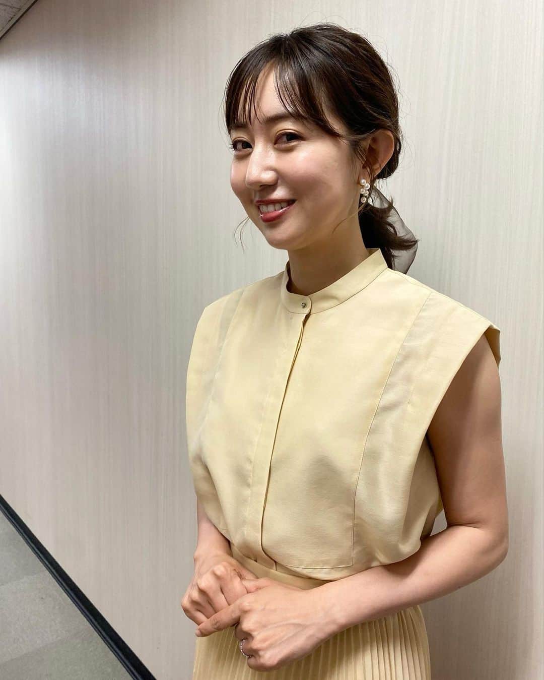 豊崎由里絵のインスタグラム：「. 明日、5月7日（日）10:00〜 フジテレビ「ワイドナショー」に出演します🌷 モニフラで3時に起きて、そのままワイドナショーの収録に行ったから なんだか目が血走っているけども🤣 ぜひ！ご覧ください〜✨  . 最初の写真はワイドナショーの衣装。 そして3枚目以降は レギュラー出演中の TOKYO MX「堀潤モーニングFLAG」の衣装です⭐️ あっという間に夏服の季節！！👕 . ワイドナショー ブラウス、スカート @uncrave_official パンプス @dianashoespress ピアス @artidaoud  モーニングFLAG  🍀4/24(月)【白異素材ボリュームトップス＋ライトベージュパンツ】 トップス&パンツ→@la_boutique_bonbon_official  🍀4/25(火)【水色ストライプ×スキッパーブラウス＋ブルーパンツ】 ブラウス＋パンツ→@superiorcloset_ined_official  🍀4/26(水)【白バンドカラーブラウス＋黄緑ワイドパンツ】 ブラウス→@superiorcloset_ined_official  🍀4/28(金)【アイボリーシアー柄ブラウス＋ベージュベスト＋テラコッタパンツ】 ブラウス→@shellyisland_official ベスト→@idem__official」