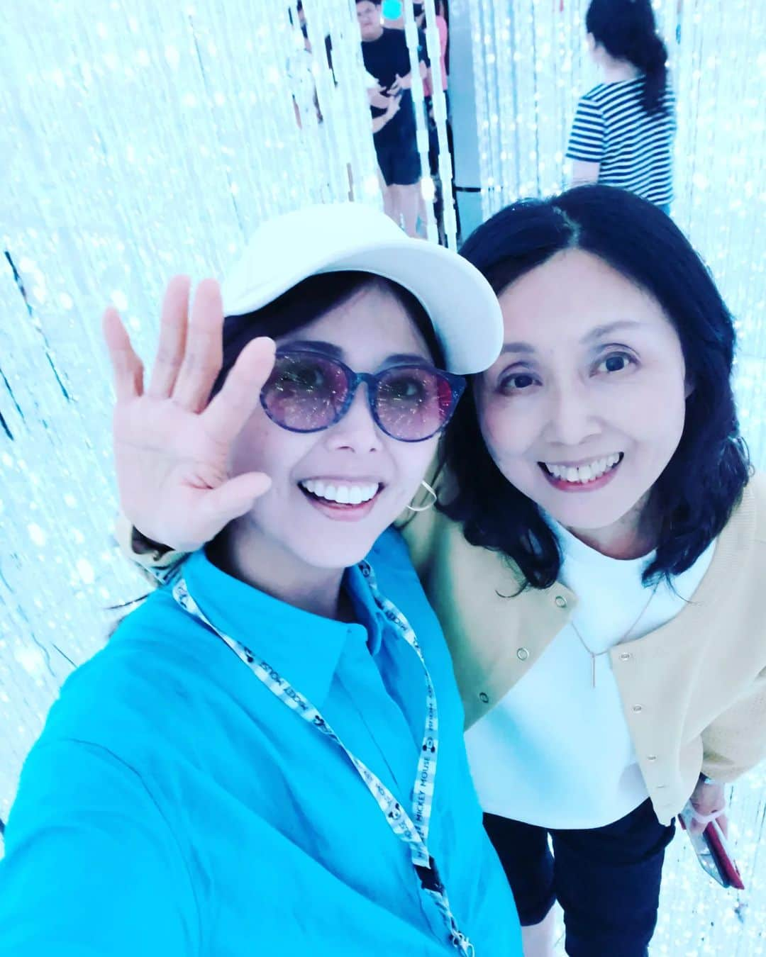 西真理子さんのインスタグラム写真 - (西真理子Instagram)「ずっと行きたかったTeamLab☆planets 母が遊びに来たので久々に2人でデートしてきました💕 真っ暗になったりキラキラな世界になったり普段体感できない未知な空間😃母も絶叫w　その姿に爆笑の私w 久々に（子供の時ぶり？）母と手を繋ぎました😁三半規管弱めなのでサングラスで防御w久々に私もはしゃいじゃいました😝ジャンプの所を📸ハズが着地😂母シャッター遅し。  【他社と共に、身体ごと投入し身体で認識、身体が世界と一体となる】  まさに身体でアートを感じる事ができました😀母も楽しんでもらえたようで良かった🤭息子に見せてあげたいけど連れてったら120%水遊びになるな😂  #teamlab #teamlabplanets #豊洲 #母とデート #一番の味方 #アート好き #いつまでも元気でいてね #お揃いサングラス #アイブレラシーク #親子でモデル」5月6日 11時50分 - mari.nishi.7