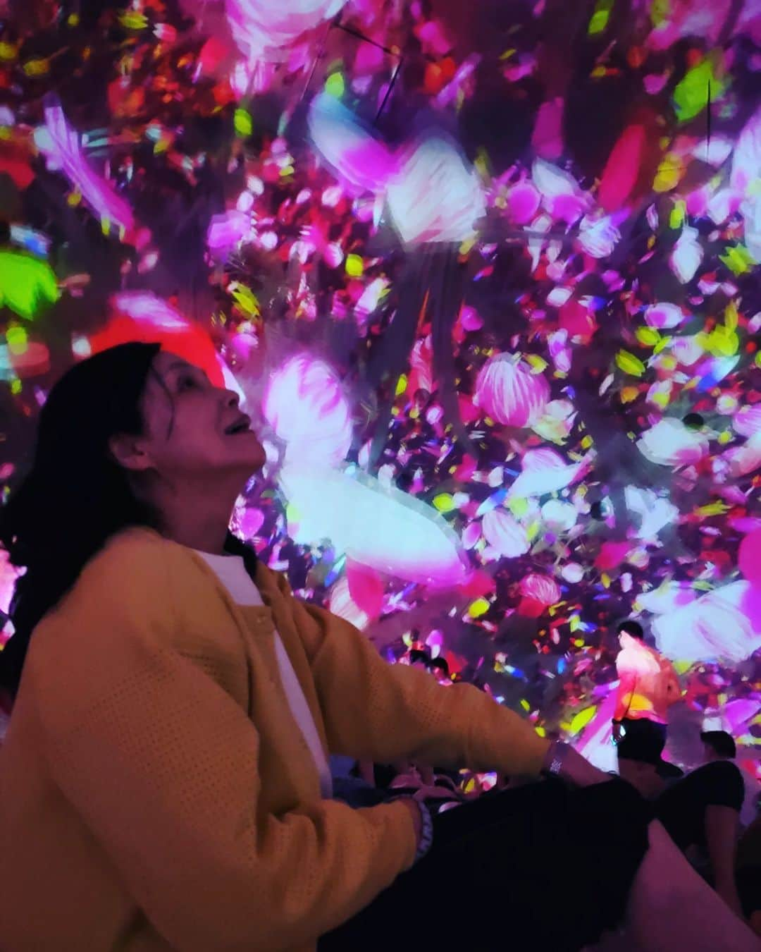 西真理子さんのインスタグラム写真 - (西真理子Instagram)「ずっと行きたかったTeamLab☆planets 母が遊びに来たので久々に2人でデートしてきました💕 真っ暗になったりキラキラな世界になったり普段体感できない未知な空間😃母も絶叫w　その姿に爆笑の私w 久々に（子供の時ぶり？）母と手を繋ぎました😁三半規管弱めなのでサングラスで防御w久々に私もはしゃいじゃいました😝ジャンプの所を📸ハズが着地😂母シャッター遅し。  【他社と共に、身体ごと投入し身体で認識、身体が世界と一体となる】  まさに身体でアートを感じる事ができました😀母も楽しんでもらえたようで良かった🤭息子に見せてあげたいけど連れてったら120%水遊びになるな😂  #teamlab #teamlabplanets #豊洲 #母とデート #一番の味方 #アート好き #いつまでも元気でいてね #お揃いサングラス #アイブレラシーク #親子でモデル」5月6日 11時50分 - mari.nishi.7