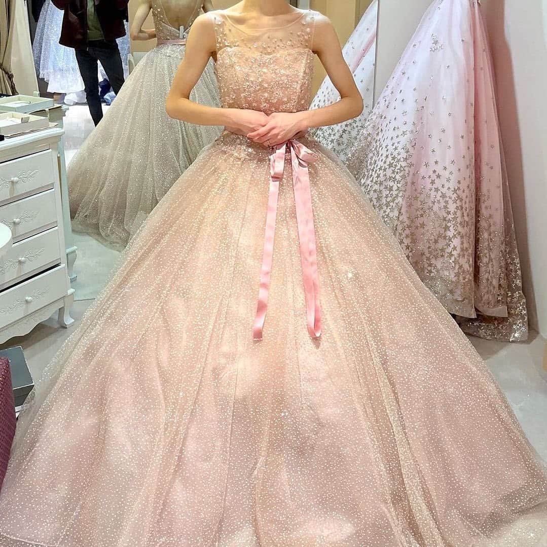 ♡プラコレWedding·⋆*さんのインスタグラム写真 - (♡プラコレWedding·⋆*Instagram)「. @placole_dressy【#DRESSY花嫁 】 【#プラコレ】をつけて投稿&フォローしてね♩ . ＝＝＝＝＝＝＝ . 王道ピンクがやっぱり可愛い💗 憧れのピンクドレスは どんな形が着たいですか？👗  チュールで可愛く 少し落ち着いたピンクで大人っぽく 様々なスタイルを楽しんでみて✨  . ＝＝＝＝＝＝＝＝ 👗photo by... @ao__wd1009 さま @reluv.m さま @yu_rawedding さま @12tsubaki12 さま @miiwedding.xx さま ＝＝＝＝＝＝＝＝ . 『#DRESSY花嫁』『#プラコレ』の ハッシュタグをつけて写真をUPしてね✦ 花嫁アプリ『DRESSY by プラコレ』の 記事に掲載＆リグラムされるかも♩ . みなさまからのいいねや保存 コメントをお待ちしています♥ 「このウェディングドレス可愛い！」 「ヘアスタイルも気になる！！」 「今の花嫁さんの流行りは！？」etc. . ＝＝＝＝＝＝＝＝ 花嫁アプリでは、 プロのアドバイザーに結婚式の相談を何度でも♡ ウェディングドレスの記事や、 自分のウェディングレポを残せちゃう♡” . >>>TOPのURLからcheck ⋈ @placole_dressy >>>結婚のご相談は プラコレウェディングアドバイザーへ♡ @wedding_adviser >>>ウェディングレポを残したいなら、 farny by プラコレをcheck ✎ @farny_wedding >>>花嫁準備に欠かせないアイテムをお探しなら placole & dressy Beauty をcheck ❁ @dressy_beauty_ >>>素敵なドレスに出会いたい花嫁さま♡ @dressyonline_をcheck >>>おしゃれなファミリーフォトは ドレシーベイビーをcheck 𓏸 @dressy.baby >>>鎌倉にOPEN”お花とドレスと紅茶のカフェ” @dressyroom_teaをcheck𓌉𓇋 . ＝＝＝＝＝＝＝＝＝＝＝＝＝＝＝＝ . #プレ花嫁 #卒花 #花嫁 #卒花嫁 #結婚 #結婚式 #試着レポ #farnyレポ #2023秋婚 #2023冬婚 #2024春婚 #2024夏婚 #カラードレス試着 #ドレス試着 #ドレス試着レポ #ドレス選び #カラードレス #カラードレス迷子 #ウェディングドレス #ドレス迷子 #ボリュームドレス #ピンクドレス #チュールドレス #プリンセスライン #グリッタードレス #お色直しドレス」5月6日 11時50分 - placole_dressy