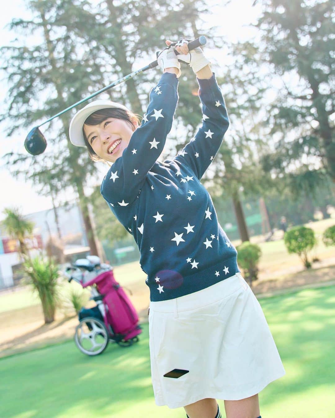 神戸蘭子のインスタグラム：「ゴルフのお写真撮ってもらいました☺︎ ゴルフ行きたい、上手になりたい、クラブ買い換えたい… 何年も同じ事言ってます😅  #ゴルフ #ゴルフウェア  #ママゴルファー  #ママライフ　#ゴルフ女子」