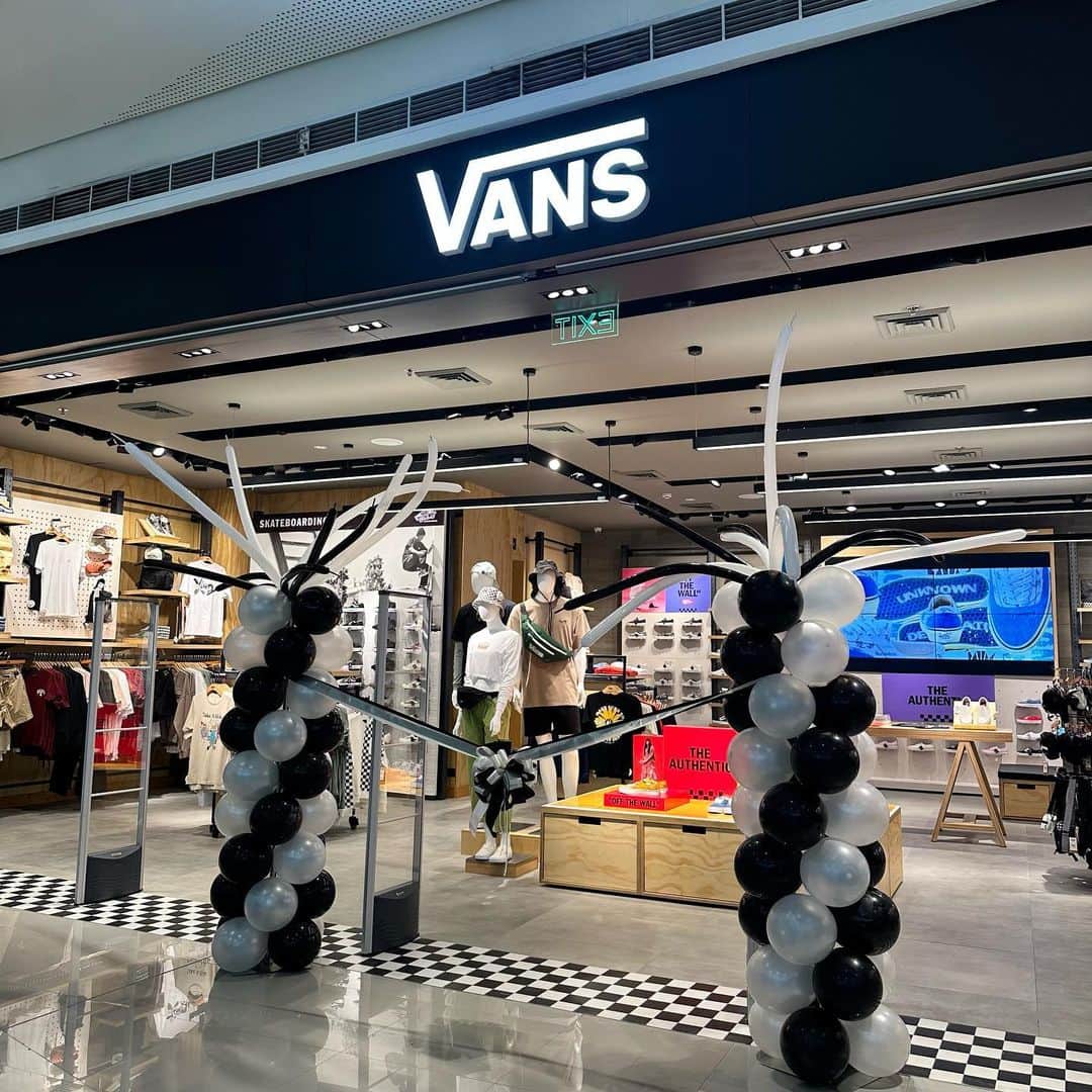 Vans Philippinesさんのインスタグラム写真 - (Vans PhilippinesInstagram)「The long wait is over, Vans Fam! 🥳  Vans Philippines is finally open at the 2nd Floor of SM City Iloilo. Apart from fresh and cool drops, you can get a FREE GIFT when you shop at least Php8,000 of any Vans footwear, apparel and accessories from now until supplies last.   See you there! 🫶🏻🏁  #VansPHxSMCityIloilo #VansPhilippines」5月6日 11時54分 - vansphilippines