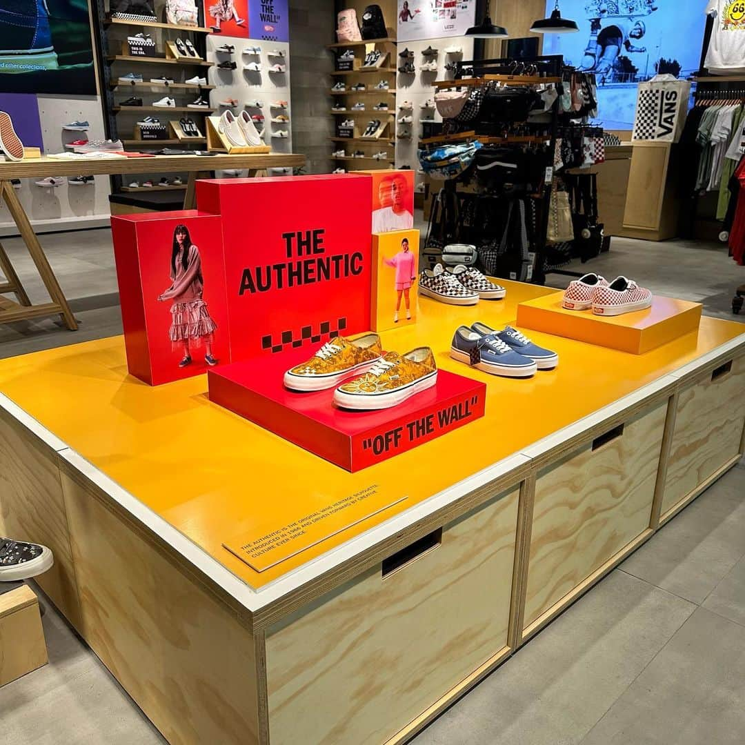 Vans Philippinesさんのインスタグラム写真 - (Vans PhilippinesInstagram)「The long wait is over, Vans Fam! 🥳  Vans Philippines is finally open at the 2nd Floor of SM City Iloilo. Apart from fresh and cool drops, you can get a FREE GIFT when you shop at least Php8,000 of any Vans footwear, apparel and accessories from now until supplies last.   See you there! 🫶🏻🏁  #VansPHxSMCityIloilo #VansPhilippines」5月6日 11時54分 - vansphilippines