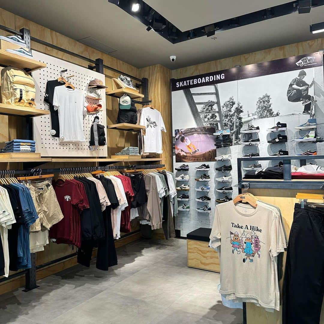 Vans Philippinesさんのインスタグラム写真 - (Vans PhilippinesInstagram)「The long wait is over, Vans Fam! 🥳  Vans Philippines is finally open at the 2nd Floor of SM City Iloilo. Apart from fresh and cool drops, you can get a FREE GIFT when you shop at least Php8,000 of any Vans footwear, apparel and accessories from now until supplies last.   See you there! 🫶🏻🏁  #VansPHxSMCityIloilo #VansPhilippines」5月6日 11時54分 - vansphilippines