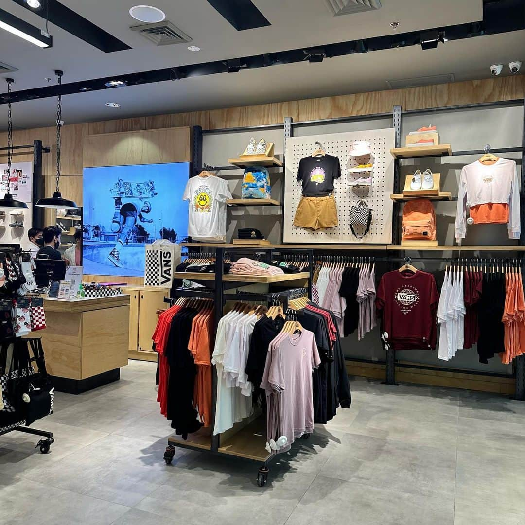 Vans Philippinesさんのインスタグラム写真 - (Vans PhilippinesInstagram)「The long wait is over, Vans Fam! 🥳  Vans Philippines is finally open at the 2nd Floor of SM City Iloilo. Apart from fresh and cool drops, you can get a FREE GIFT when you shop at least Php8,000 of any Vans footwear, apparel and accessories from now until supplies last.   See you there! 🫶🏻🏁  #VansPHxSMCityIloilo #VansPhilippines」5月6日 11時54分 - vansphilippines