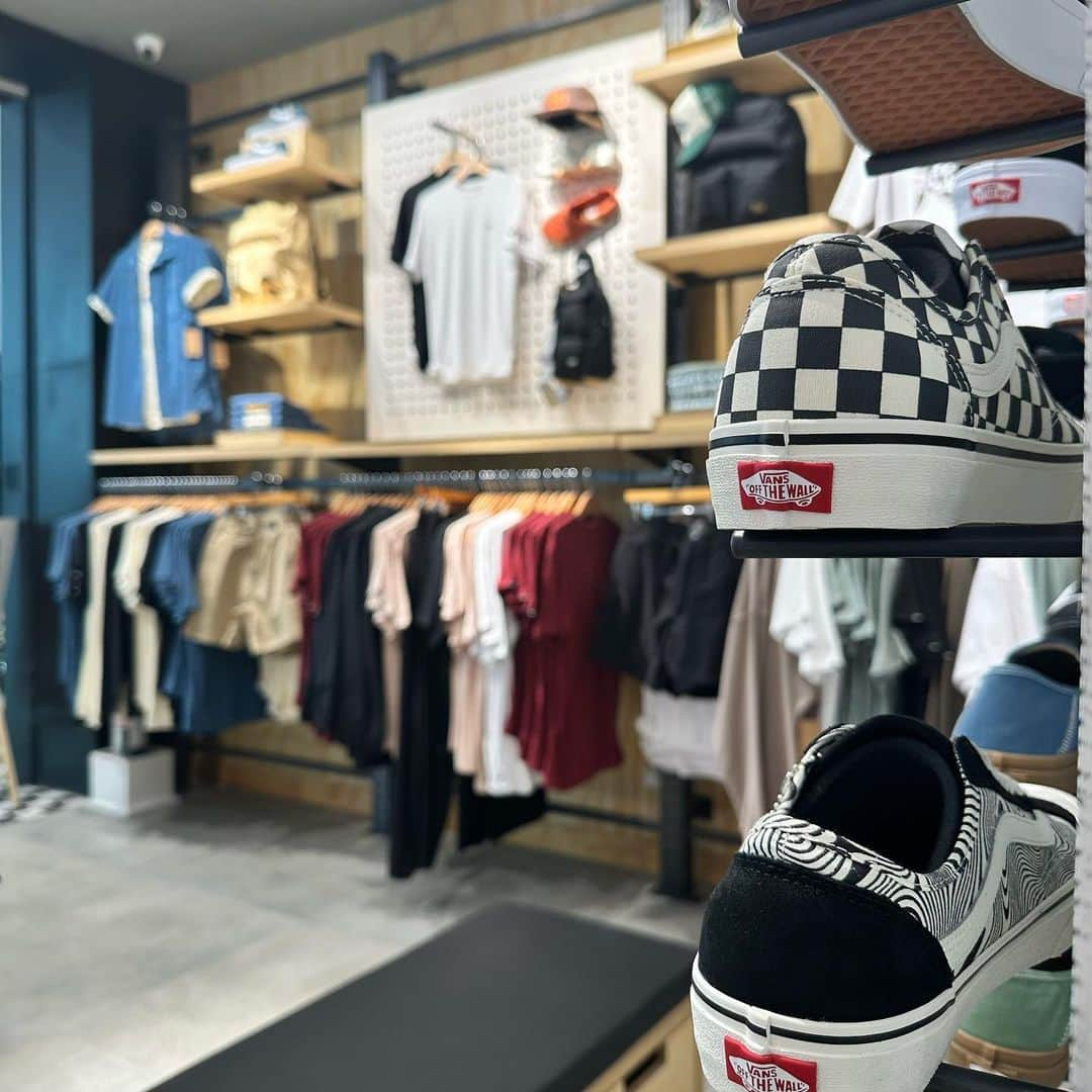 Vans Philippinesさんのインスタグラム写真 - (Vans PhilippinesInstagram)「The long wait is over, Vans Fam! 🥳  Vans Philippines is finally open at the 2nd Floor of SM City Iloilo. Apart from fresh and cool drops, you can get a FREE GIFT when you shop at least Php8,000 of any Vans footwear, apparel and accessories from now until supplies last.   See you there! 🫶🏻🏁  #VansPHxSMCityIloilo #VansPhilippines」5月6日 11時54分 - vansphilippines