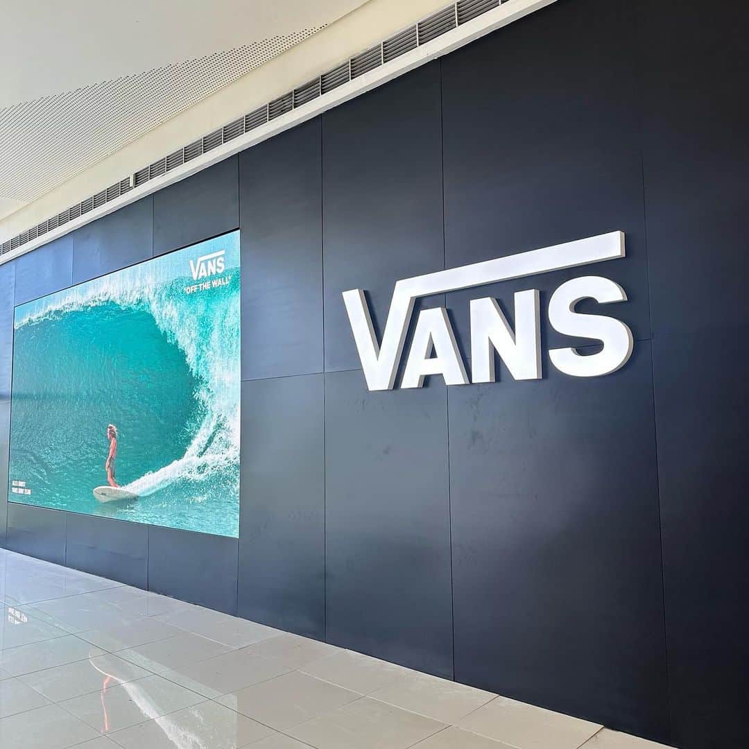 Vans Philippinesさんのインスタグラム写真 - (Vans PhilippinesInstagram)「The long wait is over, Vans Fam! 🥳  Vans Philippines is finally open at the 2nd Floor of SM City Iloilo. Apart from fresh and cool drops, you can get a FREE GIFT when you shop at least Php8,000 of any Vans footwear, apparel and accessories from now until supplies last.   See you there! 🫶🏻🏁  #VansPHxSMCityIloilo #VansPhilippines」5月6日 11時54分 - vansphilippines