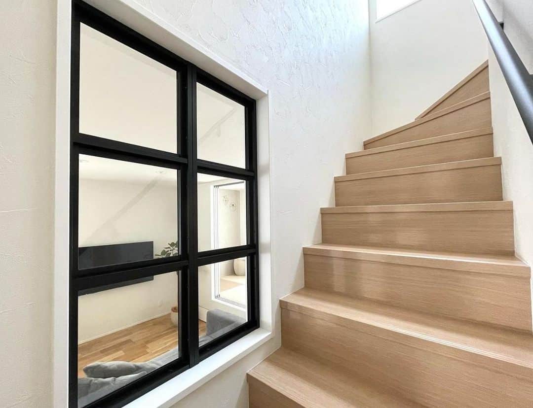 ムクリ［mukuri］さんのインスタグラム写真 - (ムクリ［mukuri］Instagram)「後付けの室内窓が暮らしを豊かにしてくれて〜階段まわりのプチフォームを楽しむ  隣地にアパートが建ったのをきっかけに プチリォームをして 室内窓を取り入れたaiさん。  空間に奥行きがうまれ 日差しも取り入れられるようになりました。  プラスして、室内窓の向こうにある 階段まわりを少しずつ今の好みに変更。  部分的なリフォームであるものの、 before afterの写真を見比べると 全く別の空間に仕上がりました。  そして今では 「我が家一番の推し空間」と 思えるポイントに。  リフォーム時を振り返って お話いただいていますので、 ぜひ参考にしてくださいね♩  ▶︎ご紹介した読みもの https://mukuri.themedia.jp/posts/34066609  –––––––––––––––––– ムクリ公式アカウントでは くらしの中にある"好き"や"コダワリ"を毎日お届け。  インテリア、整理収納から家づくりなど 日常で参考になる情報から サラッと読める短編コラムまで ご紹介していますのでフォローしてぜひご覧ください。 ▶︎ @mukuri_official ・  「 #ムクリ 」のタグもいつも楽しく拝見しています☺️  オリジナルブランドは @daily_mukuri  くらしの中にあったらいいいな、 そんな商品を企画・制作、集めています。 ––––––––––––––––––  #リフォーム#マイホーム#無垢フローリング#無垢床#小上がり#小上がり和室#北欧モダン#北欧インテリア#ナチュラルモダン#くらしの編集#ムクリ」5月6日 12時05分 - mukuri_official