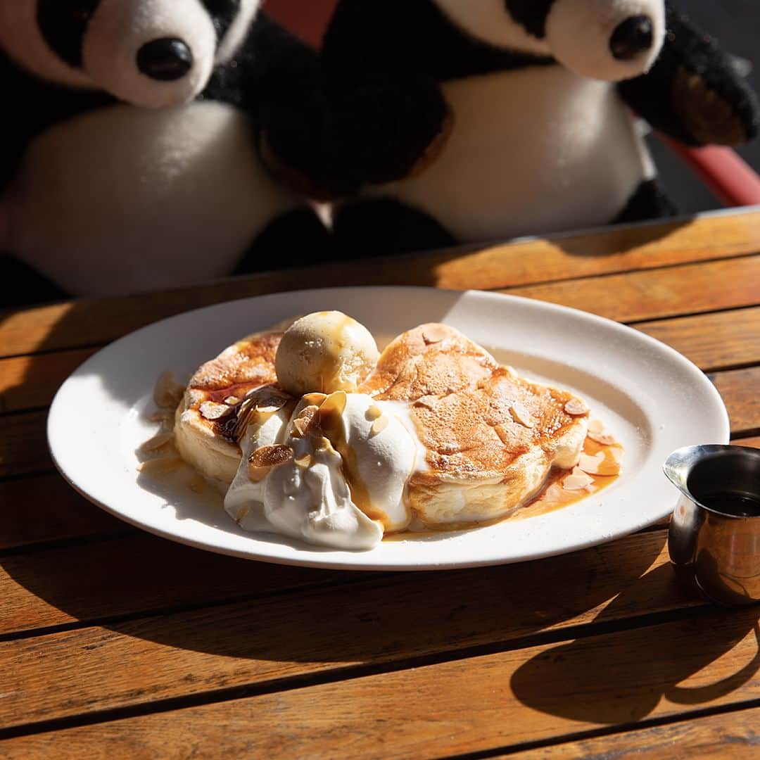 アトレ上野（atre ueno）さんのインスタグラム写真 - (アトレ上野（atre ueno）Instagram)「"#アトパンのアトレ上野巡り　　バニュルスの数量限定！スフレパンケーキの紹介だよ💓  15:00〜16:00の1時間限定で提供している、スフレパンケーキ🥞  キャラメルソースとナッツ、バニラアイスを添えていて、ふわふわで食べるとお口の中でとろけちゃう🤤💓  午後のティータイムに、1時間限定のスフレパンケーキを試してみてね🐼✨  バニュルス (WEST1F 11:00～23:00)"  "Introducing Vinuls limited quantity soufflé pancakes💓  These soufflé pancakes are available for one hour only from 3:00pm to 4:00pm 🥞.  Served with caramel sauce, nuts and vanilla ice cream, they are fluffy and melt in your mouth when you eat them🤤💓.  Try their one-hour-only soufflé pancakes during your afternoon tea time 🐼✨!  Vinuls (WEST1F 11:00-23:00)"  "跟大家介紹Vinuls的限量舒芙蕾鬆餅💓  這款舒芙蕾鬆餅只在下午3點到4點限時供應1小時🥞  配上焦糖醬、堅果和香草冰淇淋,鬆鬆軟軟的口感，入口即化🤤💓  在下午茶時間來嚐嚐這款限定1小時的舒芙蕾鬆餅吧🐼✨  Vinuls (WEST1F 11:00～23:00)"」5月6日 12時00分 - atre.ueno