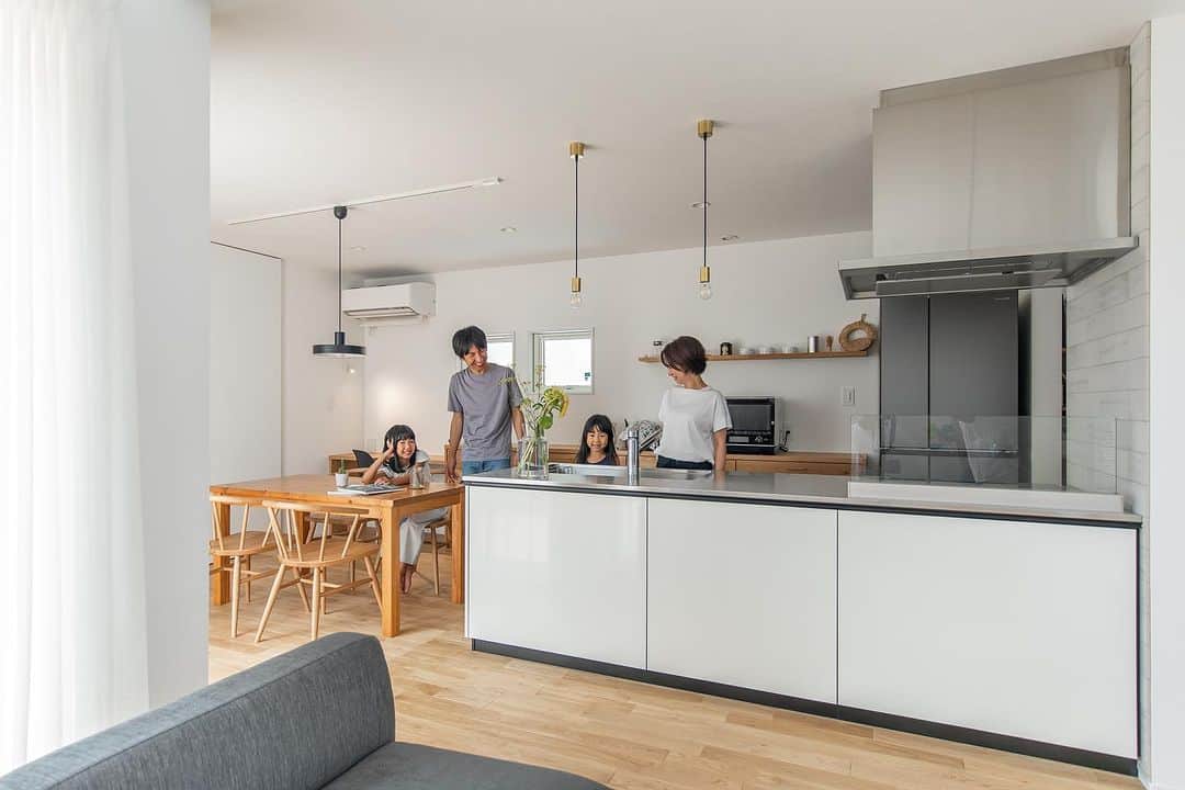 ルポハウス一級建築士事務所さんのインスタグラム写真 - (ルポハウス一級建築士事務所Instagram)「・ ・ ・ 白を基調に、木が持つそのものの色を主役としたダイニングキッチン。　 ・ 連なるパントリーや便利なカウンターで、使い勝手がアップ。 ・ ・ ・ 担当設計士/石田悠衣 @yui_ishida_  ・ ・ 𓐌𓐌𓐌𓐌𓐌𓐌𓐌𓐌𓐌𓐌𓐌𓐌𓐌𓐌𓐌𓐌𓐌𓐌  ルポハウスの施工事例はこちらまで☞ @reposhouse  𓐌𓐌𓐌𓐌𓐌𓐌𓐌𓐌𓐌𓐌𓐌𓐌𓐌𓐌𓐌𓐌𓐌𓐌 #ルポハウス は#ちょっとかっこいい家 を"友人のために" という思いでつくっています。 一生に一度の#マイホーム。 「あなたにしかできない」×「ルポハウスだからできる」で、 私たちだけの#家づくり を思いっきり楽しんでみませんか？！ ・ ・ ・ #住宅 #注文住宅 #新築一戸建て #デザイナーズ住宅  #一級建築士事務所 #設計事務所 #滋賀県の設計事務所 #キッチン #キッチンインテリア #クリナップキッチン #クリナップセントロ #造作カップボード #スタディコーナー #リクシルタイル #グラムストーン #キッチン飾り棚 #パントリー #無垢床 #オーク床 #ナラ床 #ダイニング #ダイニングインテリア #デコランプ」5月6日 12時00分 - reposhouse