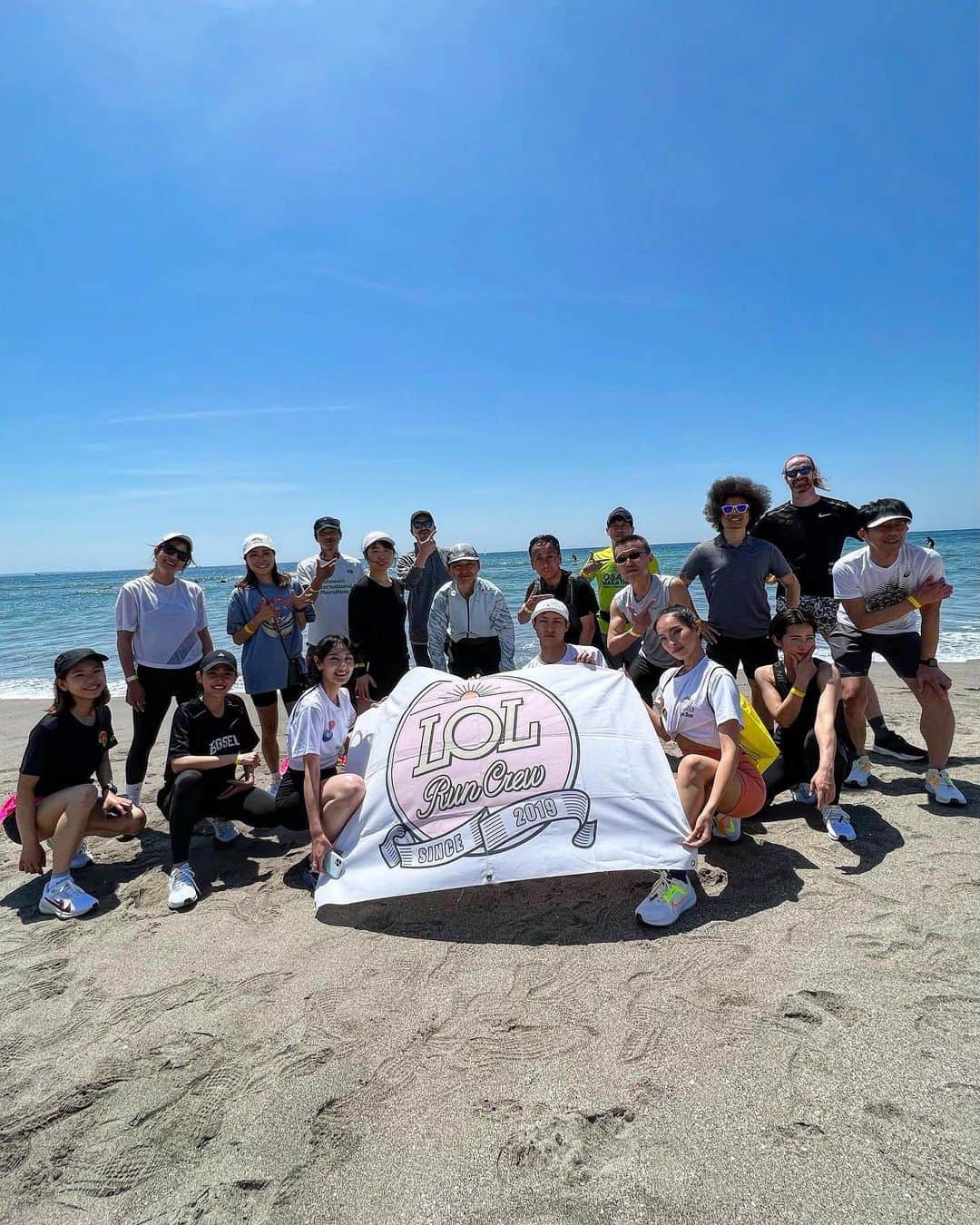 勝俣水稀のインスタグラム：「ㅤㅤㅤㅤㅤㅤㅤㅤㅤㅤㅤㅤㅤ ㅤㅤㅤㅤㅤㅤㅤㅤㅤㅤㅤㅤㅤ 5/3 THE PEG SHOP VAN TOUR @ Pacific DRIVE-IN ㅤㅤㅤㅤㅤㅤㅤㅤㅤㅤㅤㅤㅤ 私も昔から大好きなシューズPEGASUSの 40周年をお祝いしたツアーにて キックオフセッションをリードしました！🫶 ㅤㅤㅤㅤㅤㅤㅤㅤㅤㅤㅤㅤㅤ 富士山が綺麗に見える最高の天気の中 砂浜を含む往復約7kmのランニング🏃‍♀️ ㅤㅤㅤㅤㅤㅤㅤㅤㅤㅤㅤㅤㅤㅤㅤㅤㅤㅤㅤㅤㅤㅤㅤㅤㅤㅤ 走り終わった後は @pacificdrivein の 美味しいドリンクとフードでブランチ🥤 ㅤㅤㅤㅤㅤㅤㅤㅤㅤㅤㅤㅤㅤ やっぱり湘南ランは最高に楽しい！！ ありがとうございました🌞 ㅤㅤㅤㅤㅤㅤㅤㅤㅤㅤㅤㅤㅤ #lolruncrew#niketokyo」