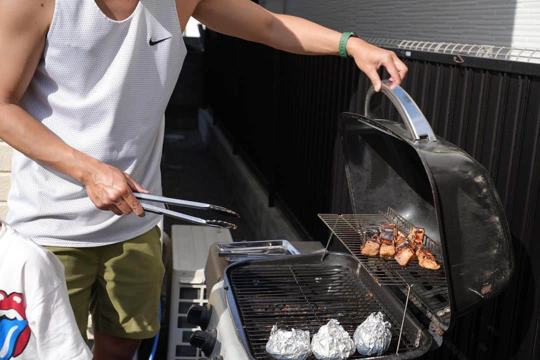 渡辺由布子さんのインスタグラム写真 - (渡辺由布子Instagram)「⛺️🇺🇸⚙🍻🥩🦐🐟🫧🎏  今年のGWは我が家でBBQパーティー！ カリフォルニアから来日中のお友達カップルも迎えて、BBQ奉行の夫の血が騒いだ様子😁 コロナ禍でDIYしたウッドデッキ(@m_zukyman さんありがとう)が大活躍。年月をかけて収集したキャンプギアたちもようやく出番が来て良かったね。  こどもの日。 甥っ子に会いに実家へ👶 子供の成長スピードは本当に早くてビックリ。ずっと赤ちゃんだと思っていたのにね。 年に数えるほどしか会えない距離感だからこそ、それが顕著に感じられる。  嬉しいような、ちょっと寂しいような。  #こどもの日 #ゴールデンウィーク #GW #BBQ #bbqparty #houseparty #campgear #camplife #myhome #husbandandwife #couplegoals #familylove #allpowersjapan #ALLPOWERS #PR #キャンプ好きな人と繋がりたい #ポータブル電源のある生活 #ウッドデッキ #DIY #のんべえ   🔌 @allpowersjapan  ［ALL POWERS S300］ キャンプや防災用として便利な大容量ポータブル電源。合計10台のデバイスに同時に給電できる、最強ワイヤレス充電！ 🔗 https://www.amazon.co.jp/dp/B08D6F941S/ref=A1EN1GXNUUD7X」5月6日 12時06分 - watanabe_yuko