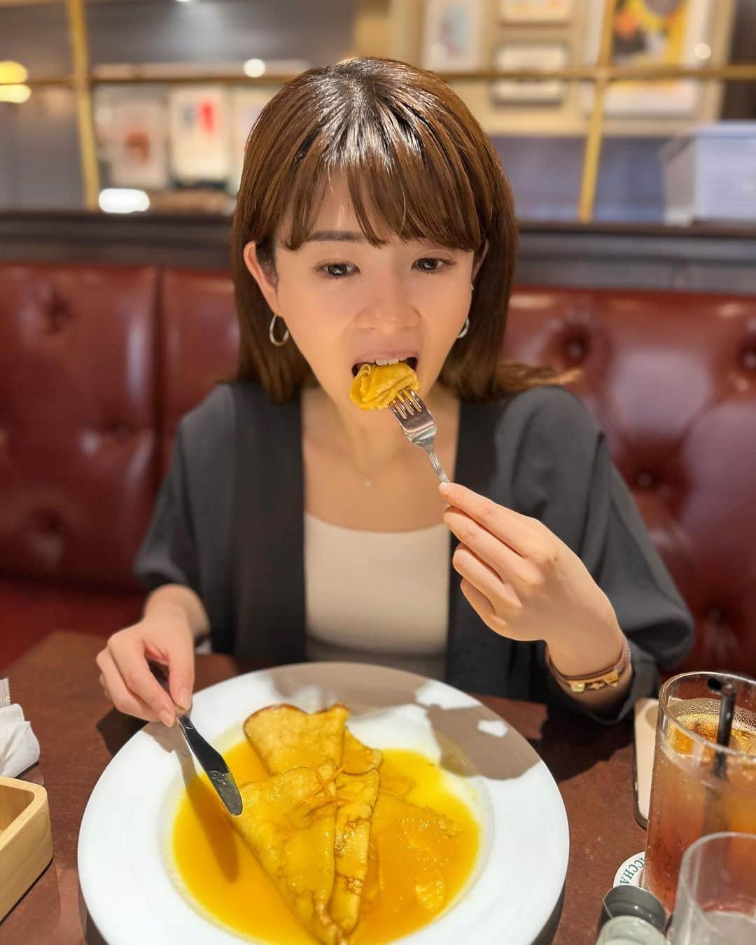 吉田奈央さんのインスタグラム写真 - (吉田奈央Instagram)「食べたいけど作るとなるとひと手間かかる…😭（そして作ったら食べすぎる） と、ずっと食べるのを我慢していたクレープシュゼット🍊  幼馴染に付き合ってもらって食べに行きました💓  こんなにオシャレなものを食べているのに 会話の大半は福岡の糸島にある #伊都菜彩 について🤣🌽🍅🥬  ○○農家のお野菜は美味しいよ🥦 とか 伊都のたまごは争奪戦なんだよ🥚 とか😂  毎日ラインしてるのに話が尽きないのはどうしてだろう🧐  私が2歳、幼馴染が4歳の時からの幼馴染🫶  今回も写真をたくさん撮ってくれたので投稿❣️  自撮りの投稿が増えたときは 幼馴染と会えていない時です🤣」5月6日 18時00分 - naoyoshida0903