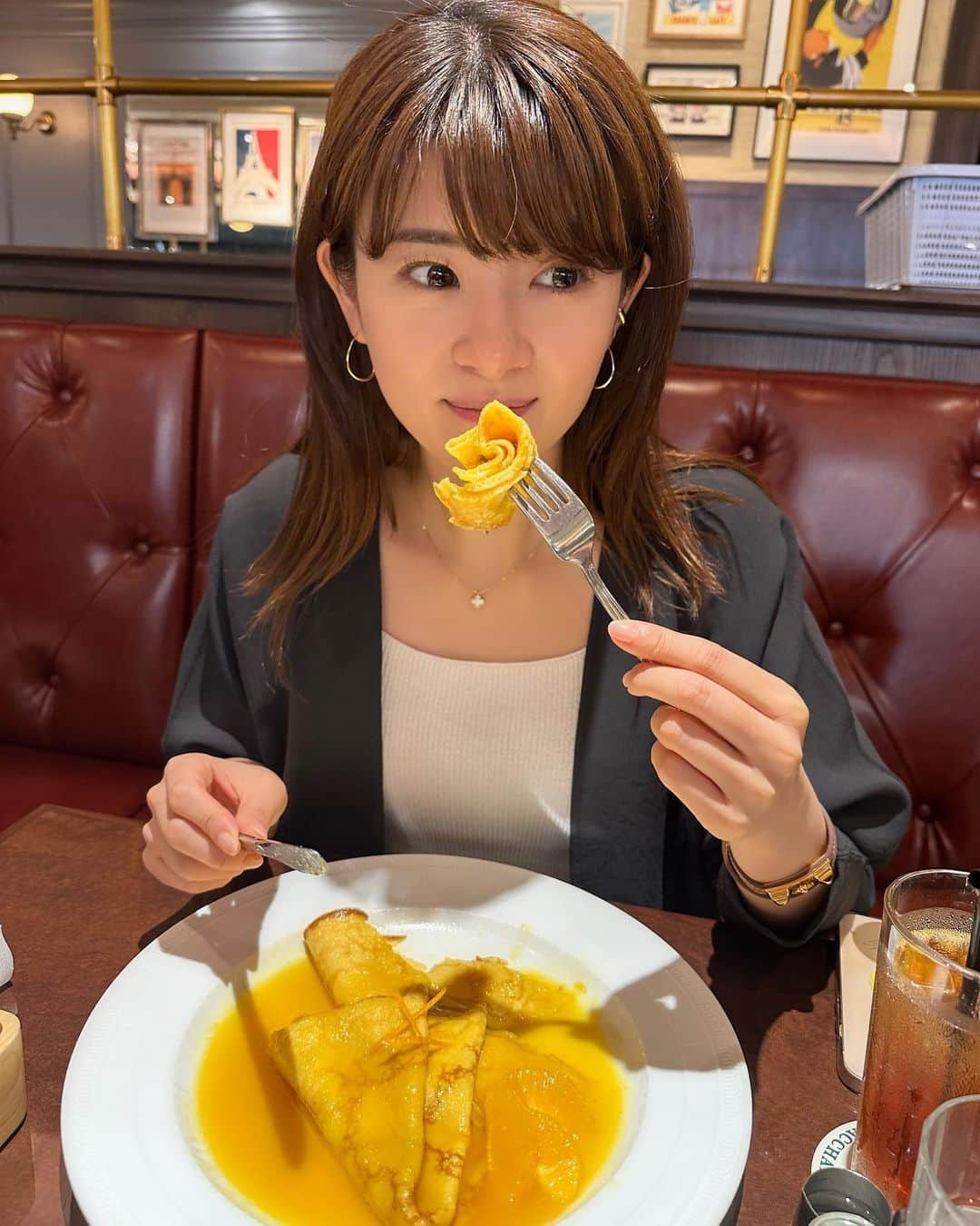 吉田奈央さんのインスタグラム写真 - (吉田奈央Instagram)「食べたいけど作るとなるとひと手間かかる…😭（そして作ったら食べすぎる） と、ずっと食べるのを我慢していたクレープシュゼット🍊  幼馴染に付き合ってもらって食べに行きました💓  こんなにオシャレなものを食べているのに 会話の大半は福岡の糸島にある #伊都菜彩 について🤣🌽🍅🥬  ○○農家のお野菜は美味しいよ🥦 とか 伊都のたまごは争奪戦なんだよ🥚 とか😂  毎日ラインしてるのに話が尽きないのはどうしてだろう🧐  私が2歳、幼馴染が4歳の時からの幼馴染🫶  今回も写真をたくさん撮ってくれたので投稿❣️  自撮りの投稿が増えたときは 幼馴染と会えていない時です🤣」5月6日 18時00分 - naoyoshida0903