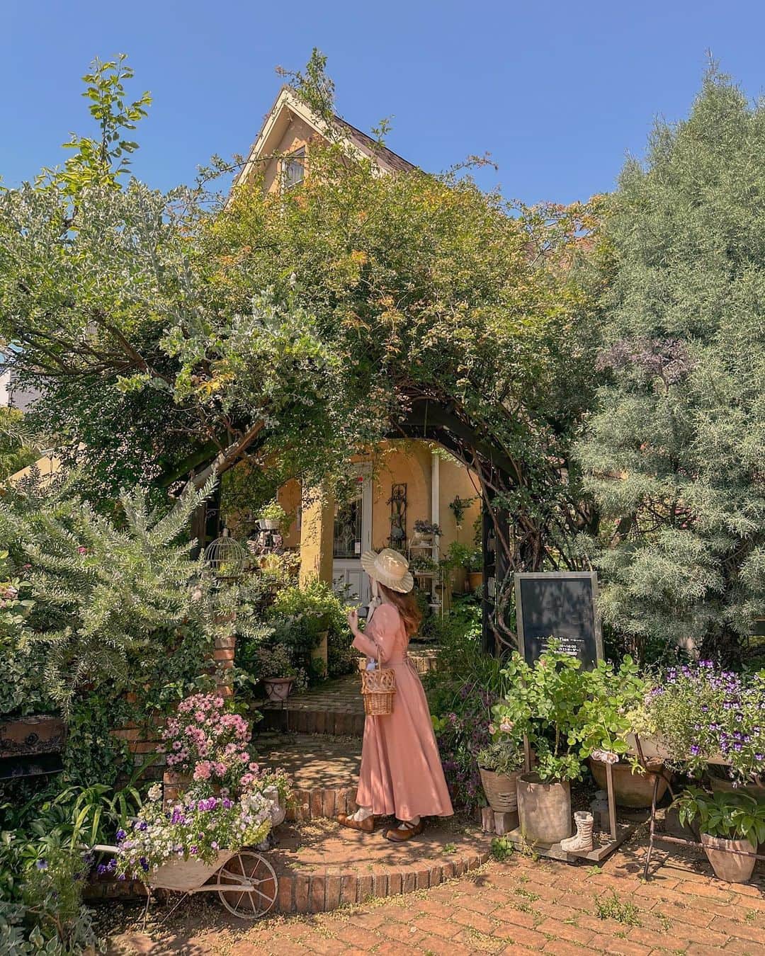 のインスタグラム：「【千葉】ガーデンカフェ 世界観から素敵すぎる一軒家カフェへ行ってきたよ〜  お庭の花々がとってもきれいに咲いてたの💐 どこを切り取っても画になって、終始感動でした✨  テラスはワンちゃんOK🐶 店内も満席の人気カフェなので、訪れる際は...予約必須！  お料理もボリュームたっぷりで大満足！  次回はテラスで楽しみたいなあ🥱🤍  #mimiカフェ千葉  #千葉カフェ #ガーデンカフェ #テラスカフェ #千葉旅行 #千葉観光」