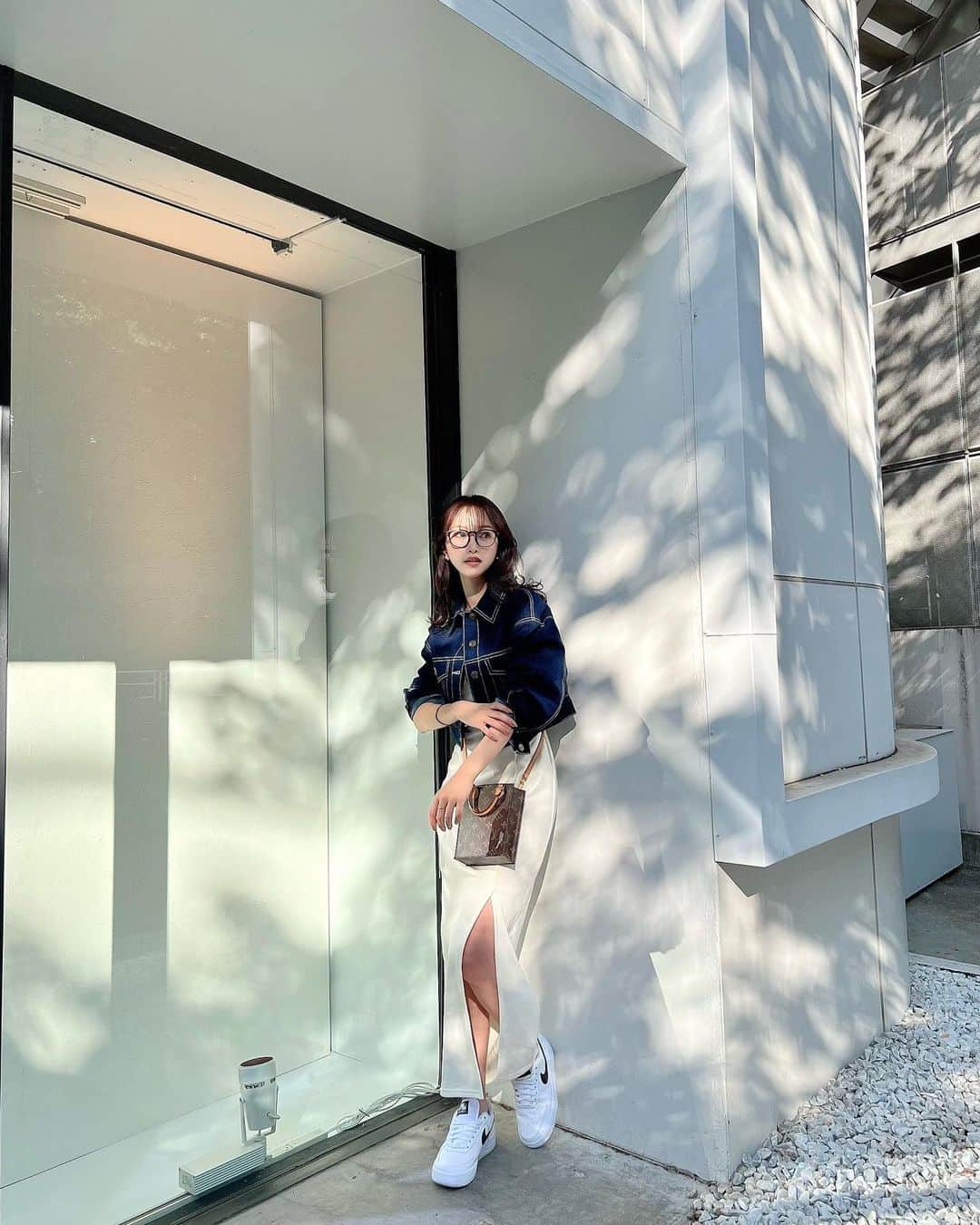 のインスタグラム：「. スリットも背中あきも可愛いワンピ🕶️ カジュアルに合わせるのが好き♡ . #ワンピース#ワンピコーデ#デニムジャケット」