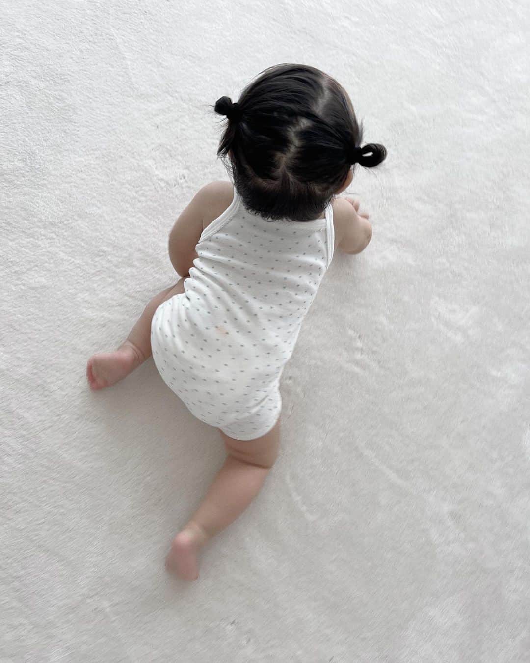翁安芸さんのインスタグラム写真 - (翁安芸Instagram)「ぐんぐん成長しているあたち👶🏻🤍  サイズアップした肌着とレギンス💚  #petitbateau #プトバトー #babygirl」5月6日 12時23分 - akinyc