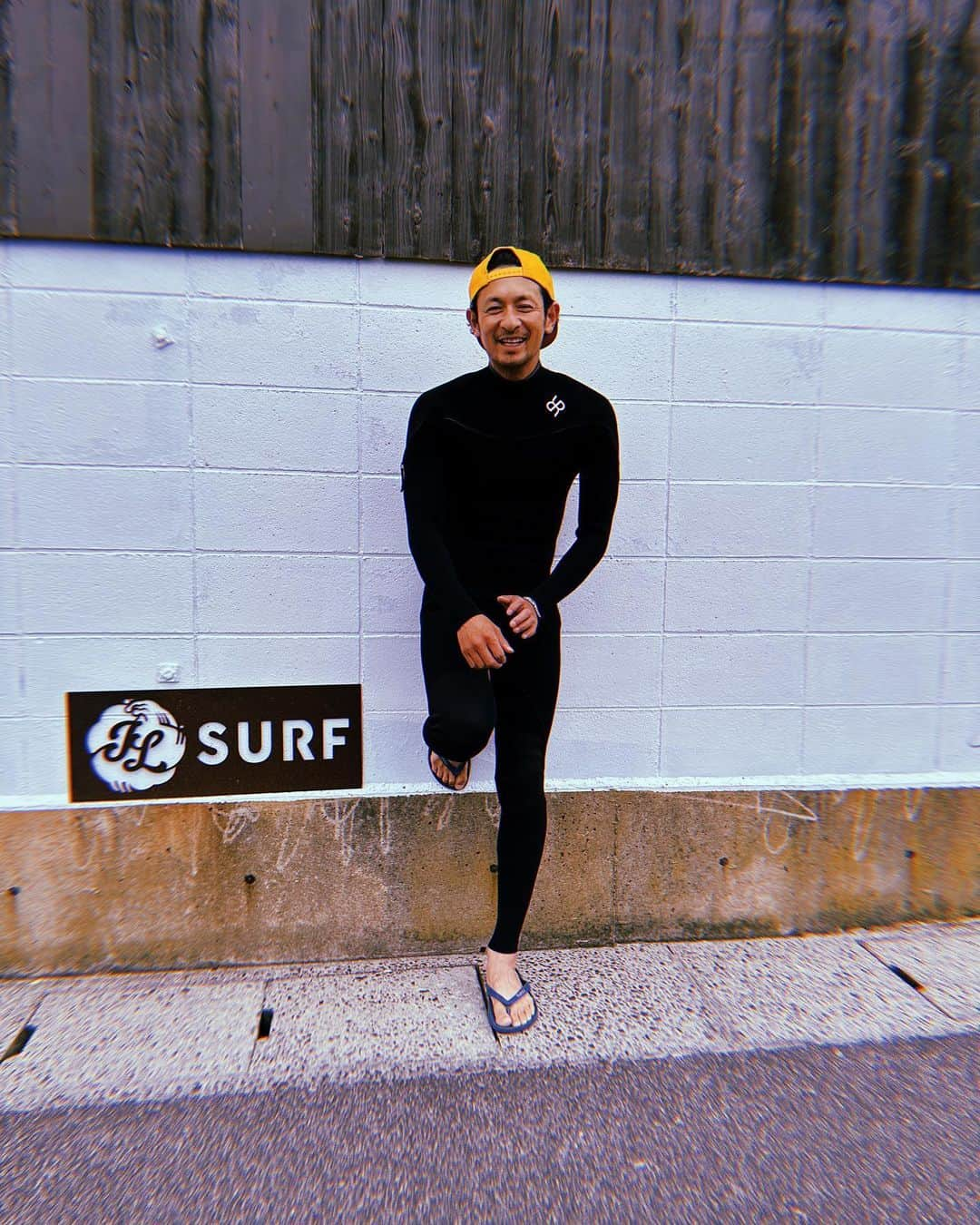 春日潤也のインスタグラム：「@i.lsurf で @rash_wetsuits のオーダーしてた2.5mmが届いたー😁 びっくりするぐらい軽いし柔らかい👍 フロントジップって こんなにも快適なんですね❗️ さて海入いろー🌊  #ilsurf  #rash  #surf」