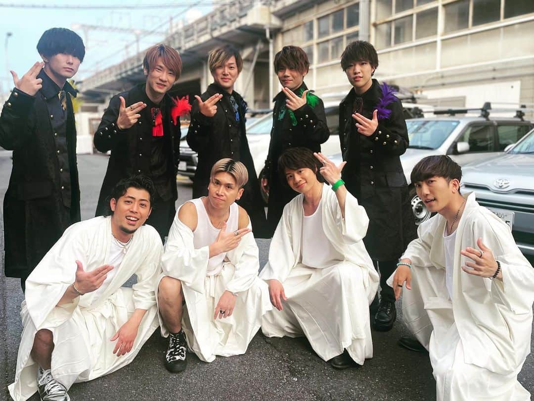 のインスタグラム：「5/5はShizuoka Music Genic 2023メンズ編で歌って来ました！ たくさんのお客様にお越しいただき、最高に楽しいライブになりました。 それに、他の出演グループと親交できるのもこのイベントの醍醐味のひとつです。 こちらは、一緒に写真を撮ってくれたサイレントラプソディです。  主催者・運営の皆様、素晴らしい機会いただきありがとうございました。 斬波はこれからも歌で皆様へ笑顔と元気をお届けします。 日本に笑顔を！  #斬波  #zanpa」